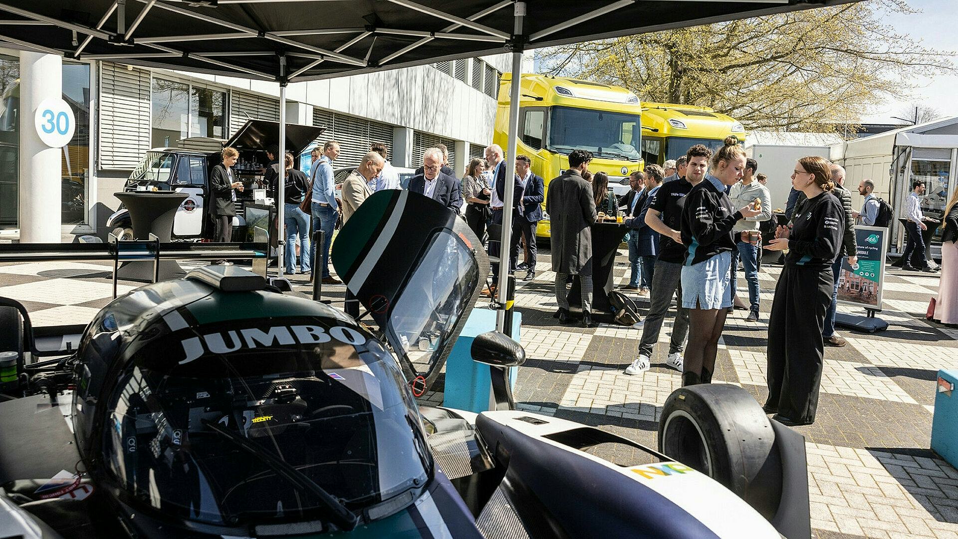 Tijdens Drive Forward op de Automotive Campus in Helmond konden bezoekers presentaties, deep dive sessies en interactieve panelsessies bijwonen en live demonstraties bekijken onder het genot van een hapje en drankje.
