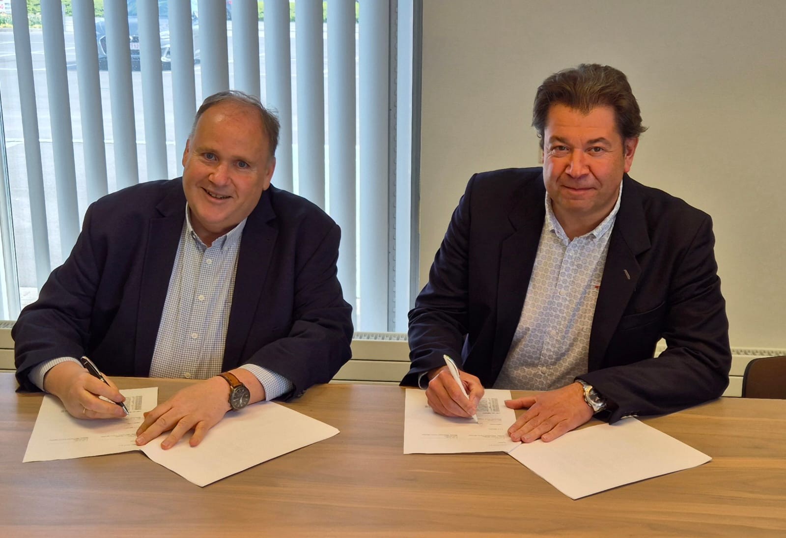 Olivier Lannoy (links) en Koen Denys (rechts) tekenen de overeenkomst. - Foto: Bosch