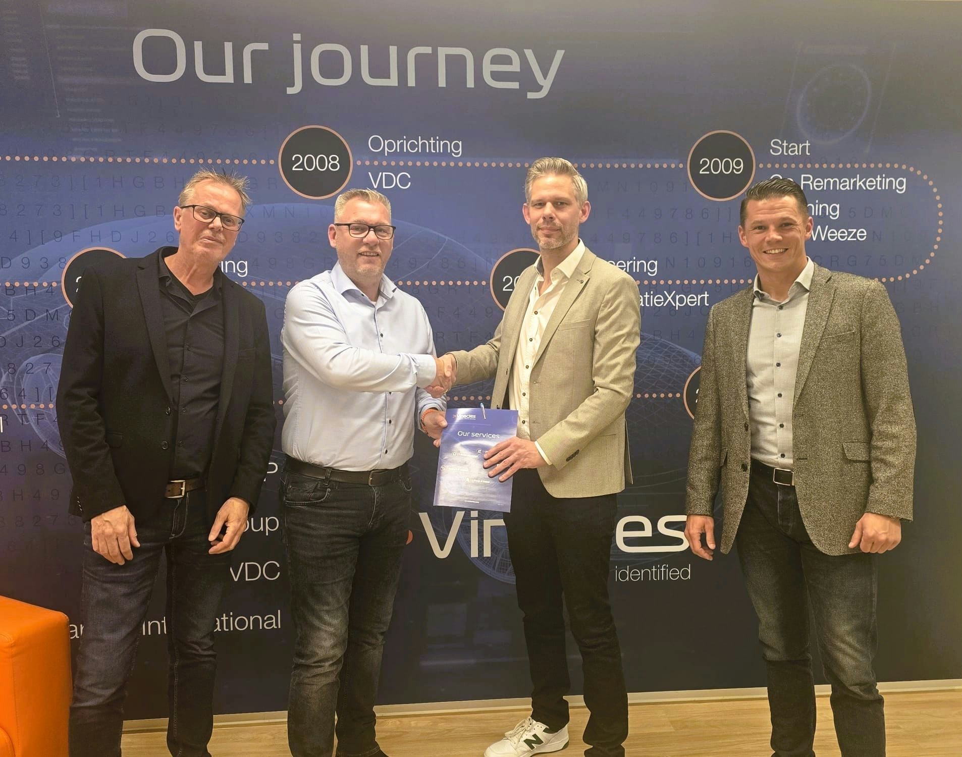 In het midden Maarten Slagtveld (links) en Arne Brethouwer. - Foto: Vinacles