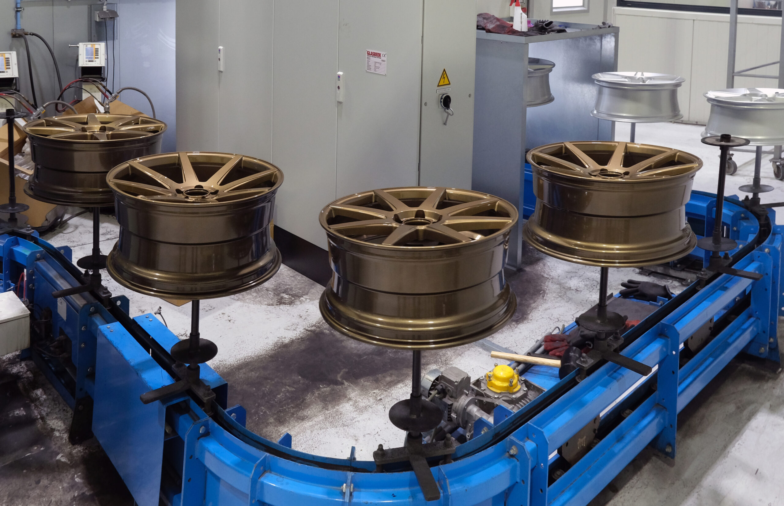 Alles is bij JD banden & Velgen ingesteld op grote aantallen. - Foto: Gert te Lintelo