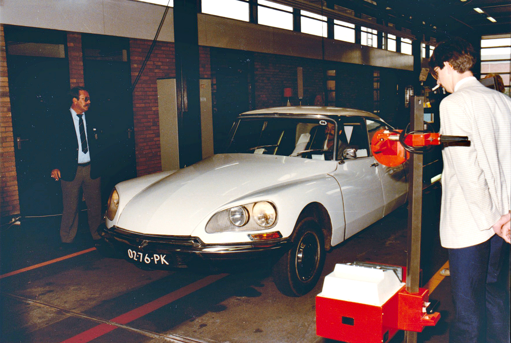 Op 16 juli 1985 krijgt deze Citroën DS van Jef Maurer uit Geleen de eerste APK. Maurer is nog altijd de trotse eigenaar. Dankzij de klassiekervrijstelling is de auto sinds 2020 met APK-pensioen.