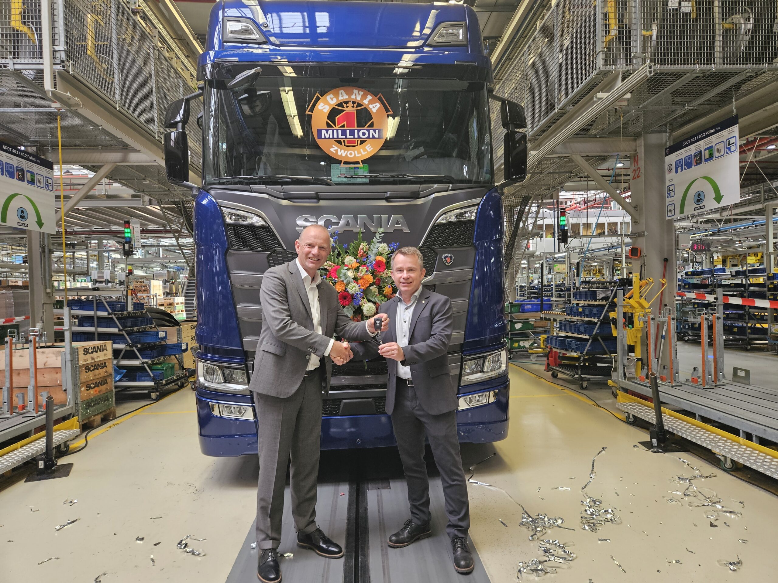 Het jubileumchassis, een Scania 770S 6x2 trekker, werd gisteren in de Pollux productielijn in aanwezigheid van medewerkers onthuld door Janko van der Baan en Peter Magnusson. 