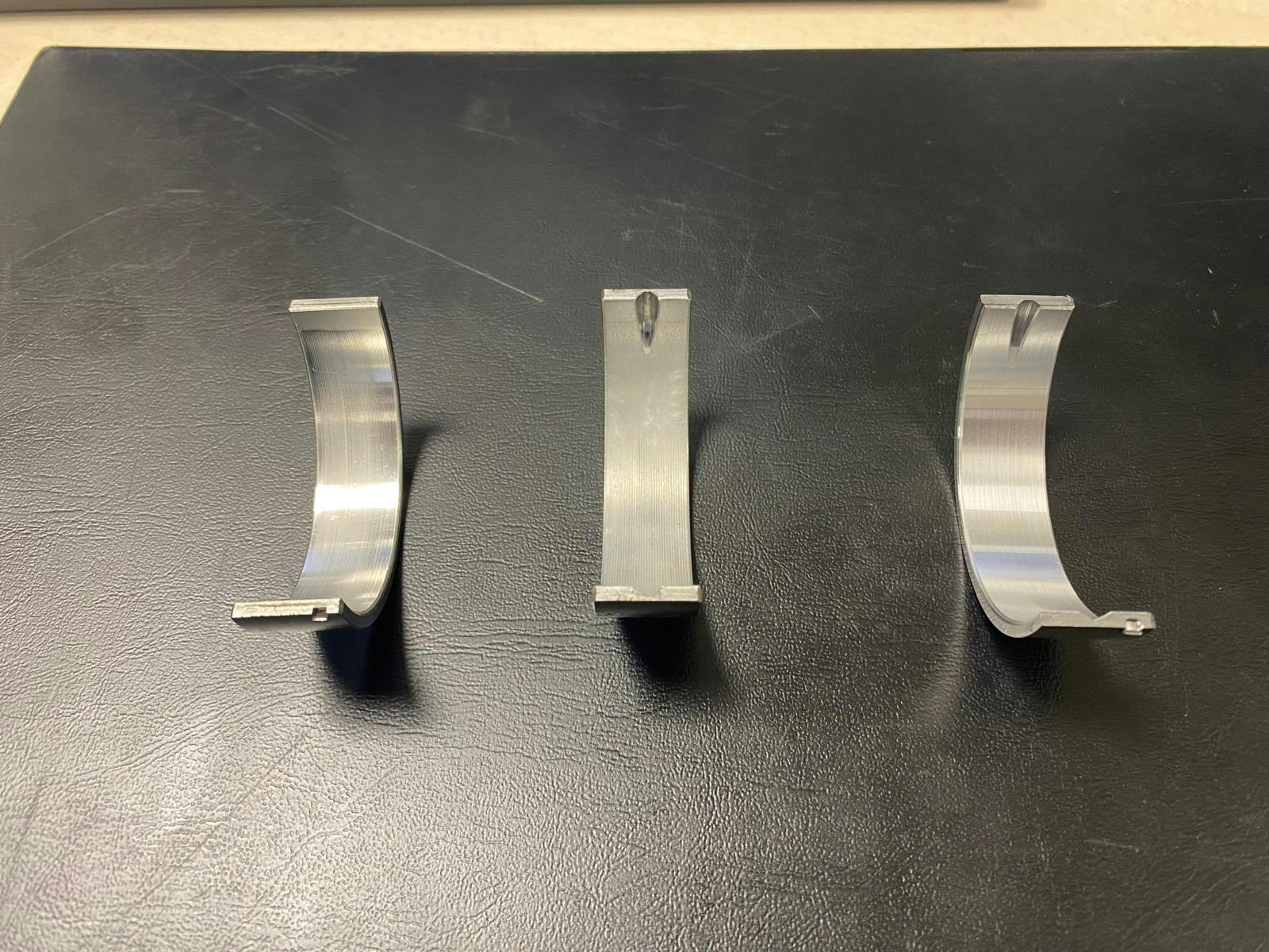 Van links naar rechts een beschadigd lager, een lager dat gebruikt is en geen schade heeft en een nieuw lager. - Foto: Anton van der Linden