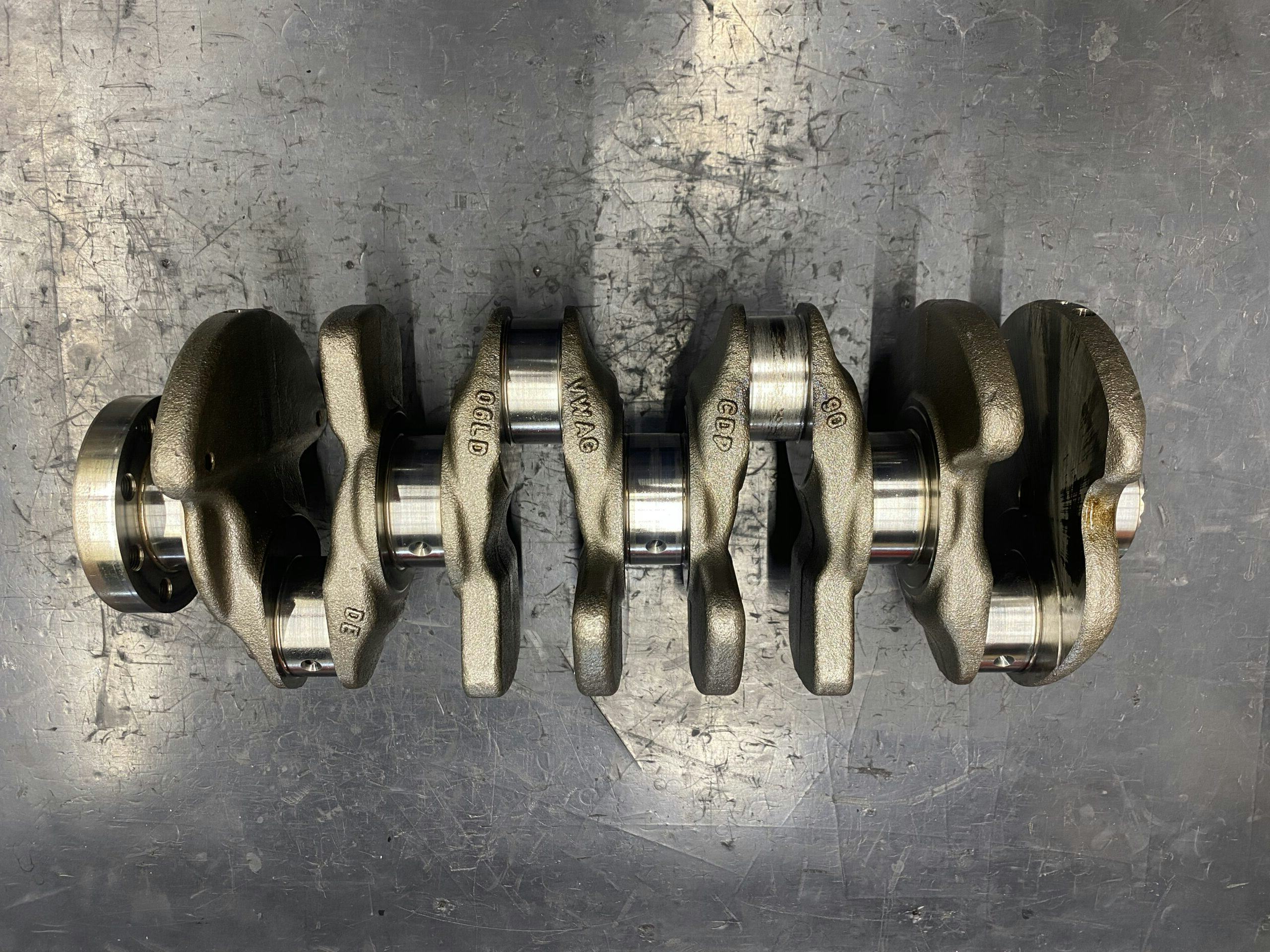 Een krukas die overbelast is geweest en uiteindelijk heeft het drijfstanglager van cilinder 2 de geest gegeven. - Foto: Anton van der Linden