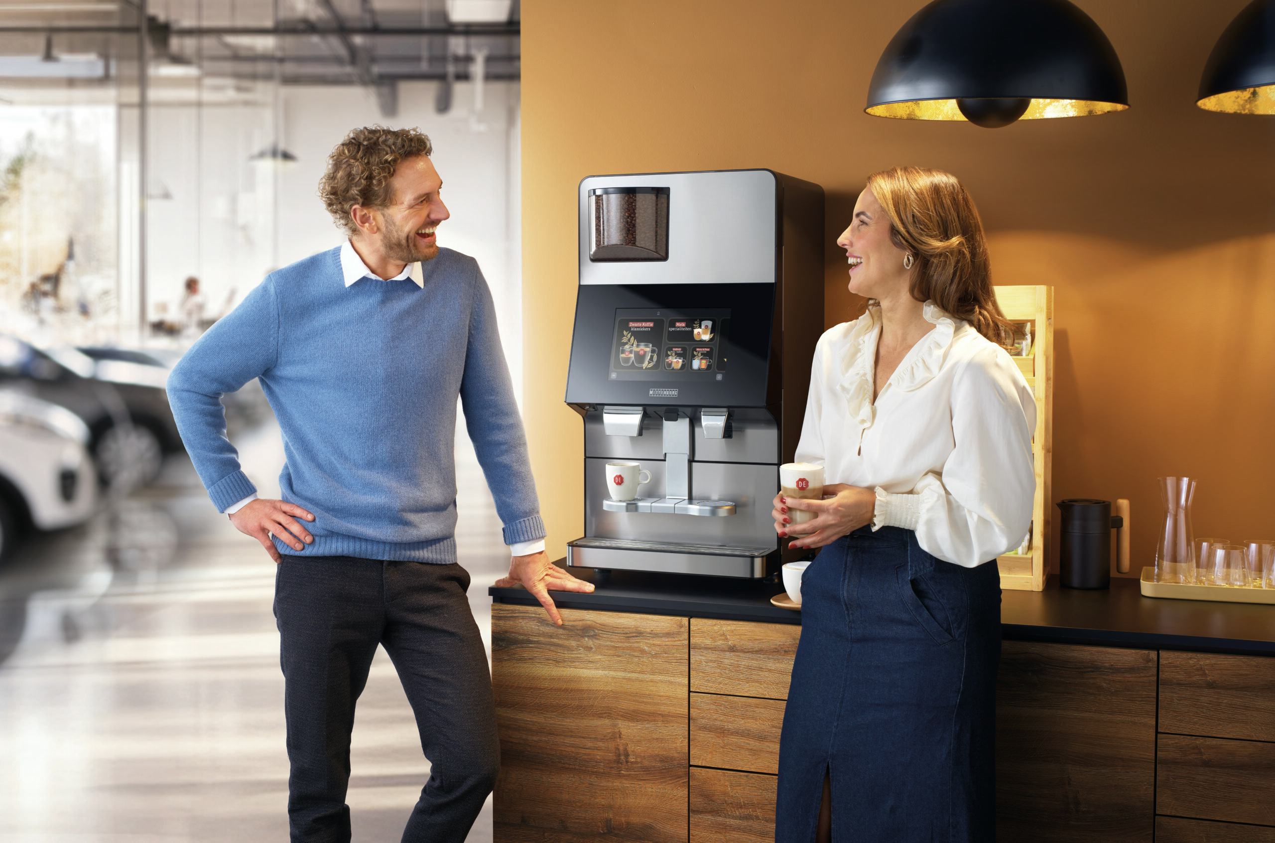 Een goed geplaatste koffiemachine in een autobedrijf versterkt de klantbeleving.
