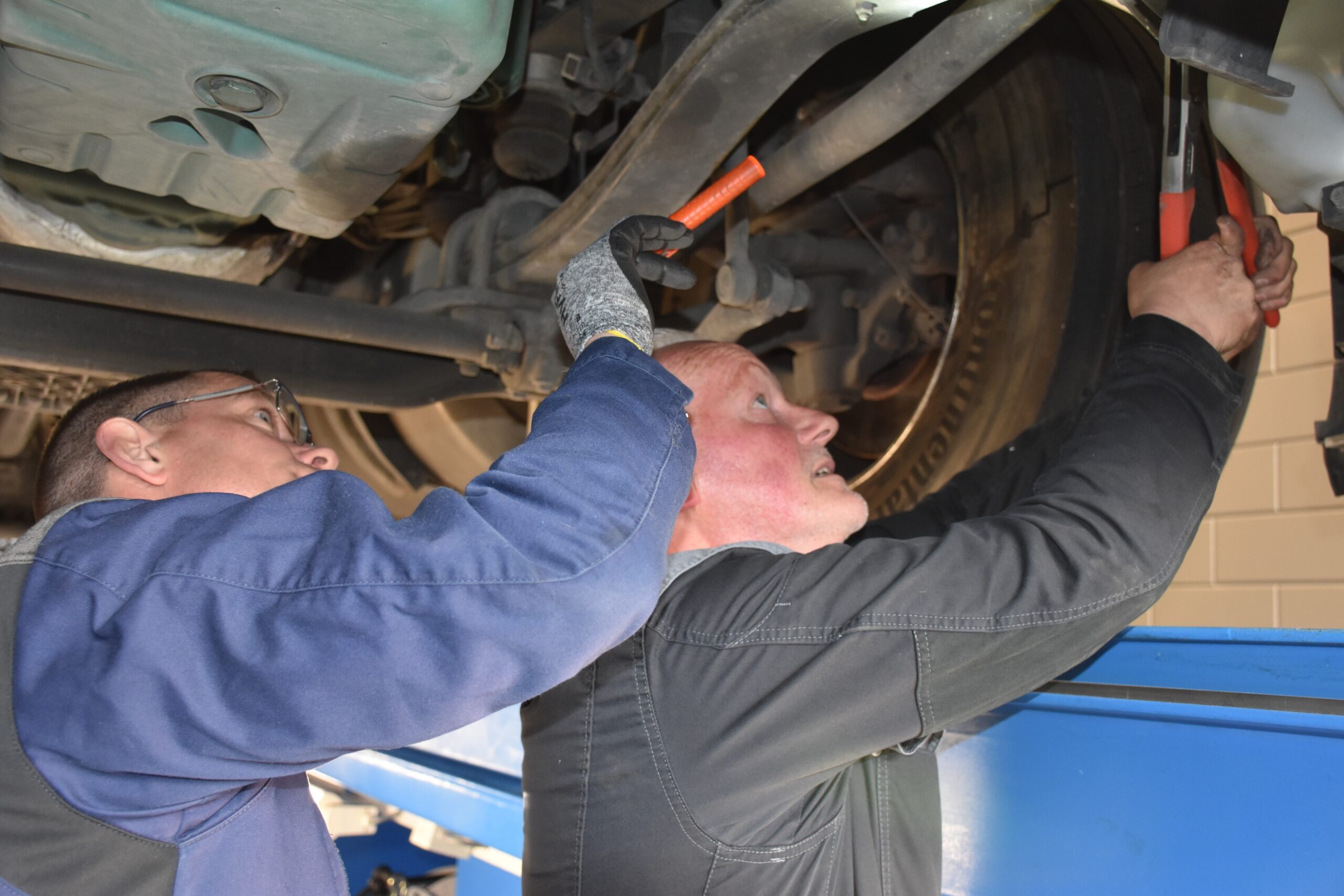 Apk in Nederland: de apk-keurmeester in het autobedrijf keurt, maar er is altijd een kans dat de RDW-steekproefcontroleur meekijkt.