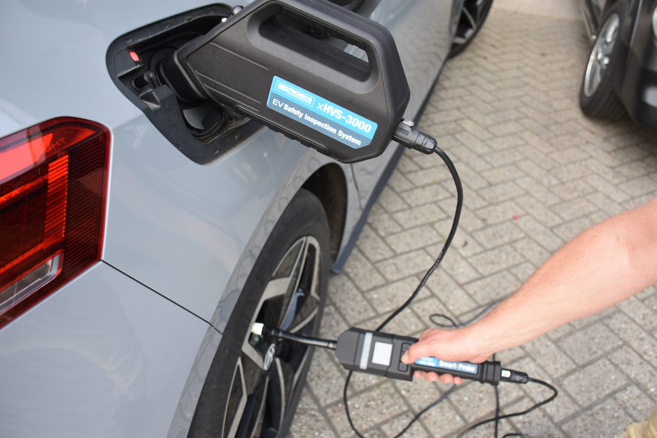 Dit Midtronics-toestel kan vier van de vijf EV-veiligheidstoetsen in de toekomstige EU-richtlijn aan.