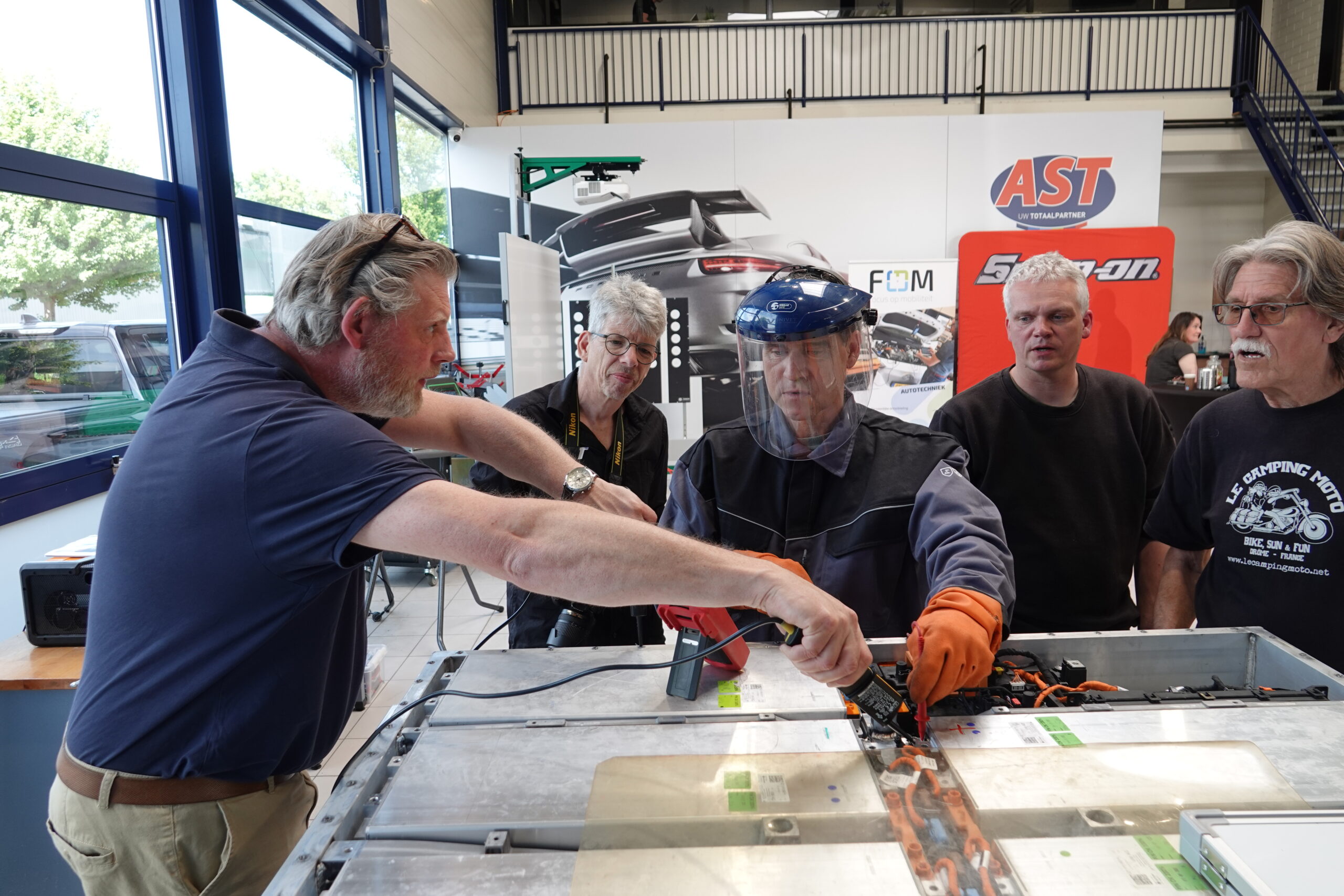 Meten aan een hoogvoltage accupakket tijdens de AMT Topmonteursmeeting. - Foto: Rob Blom