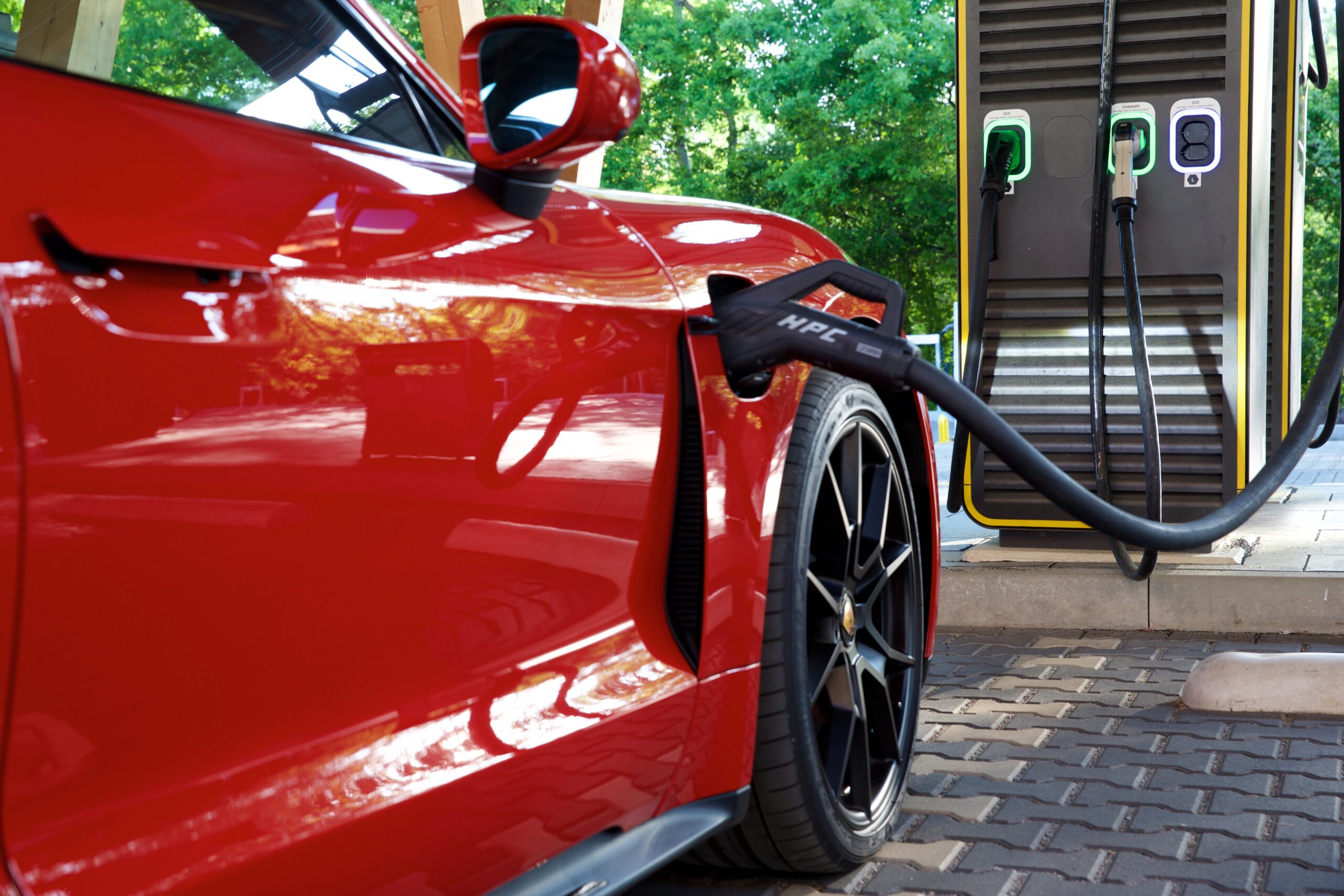 Porsche Taycan aan de laadpaal. Laadpunten leveren AC. – Foto: Andy Smulders