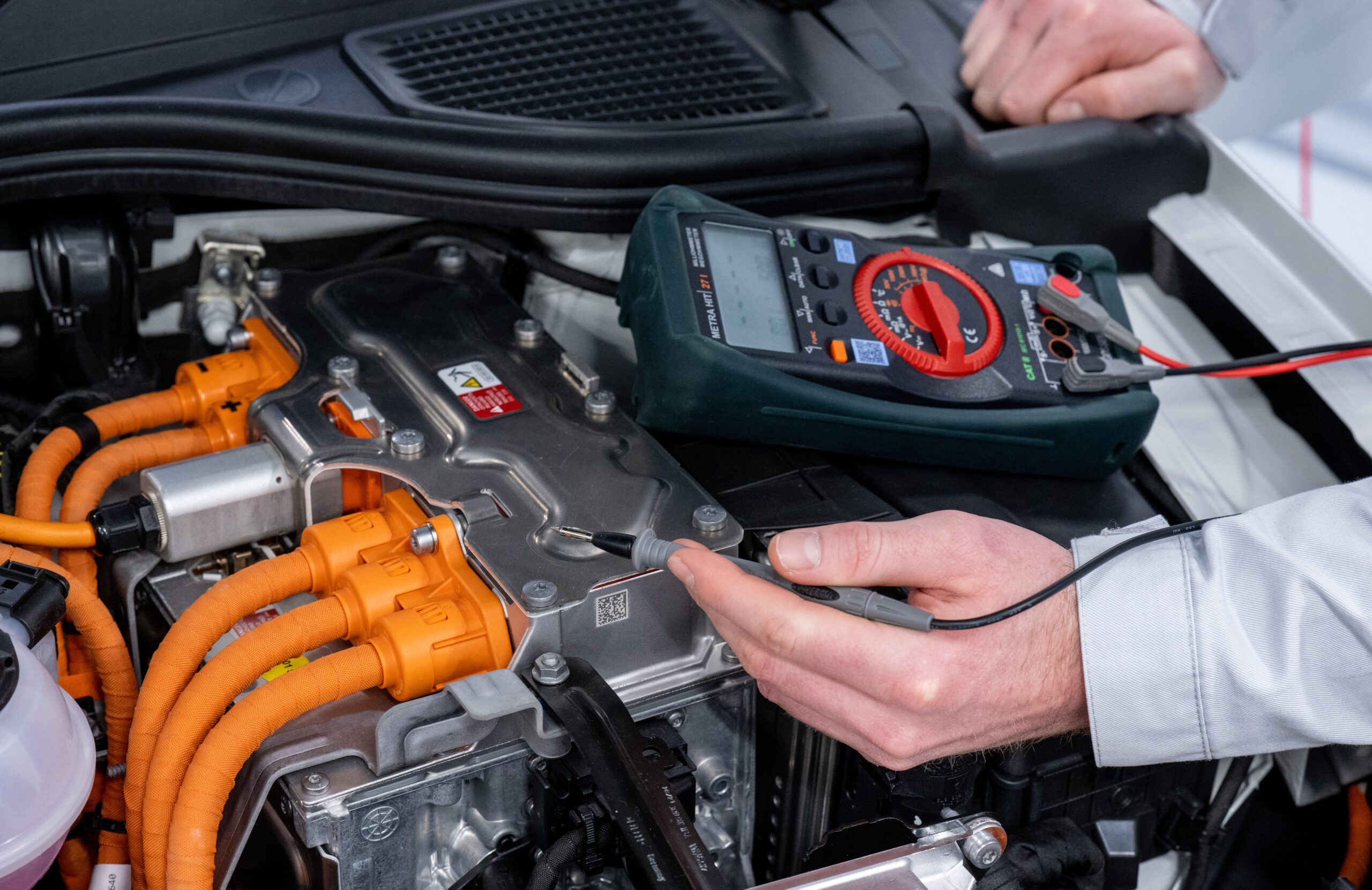 Een leerling bij het Volkswagen trainingsinstituut in Zwickau meet aan een hybride VW Golf. VW investeerde de afgelopen jaren fors in opleidingen voor autotechnici. - Foto: Hendrik Schmidt/dpa