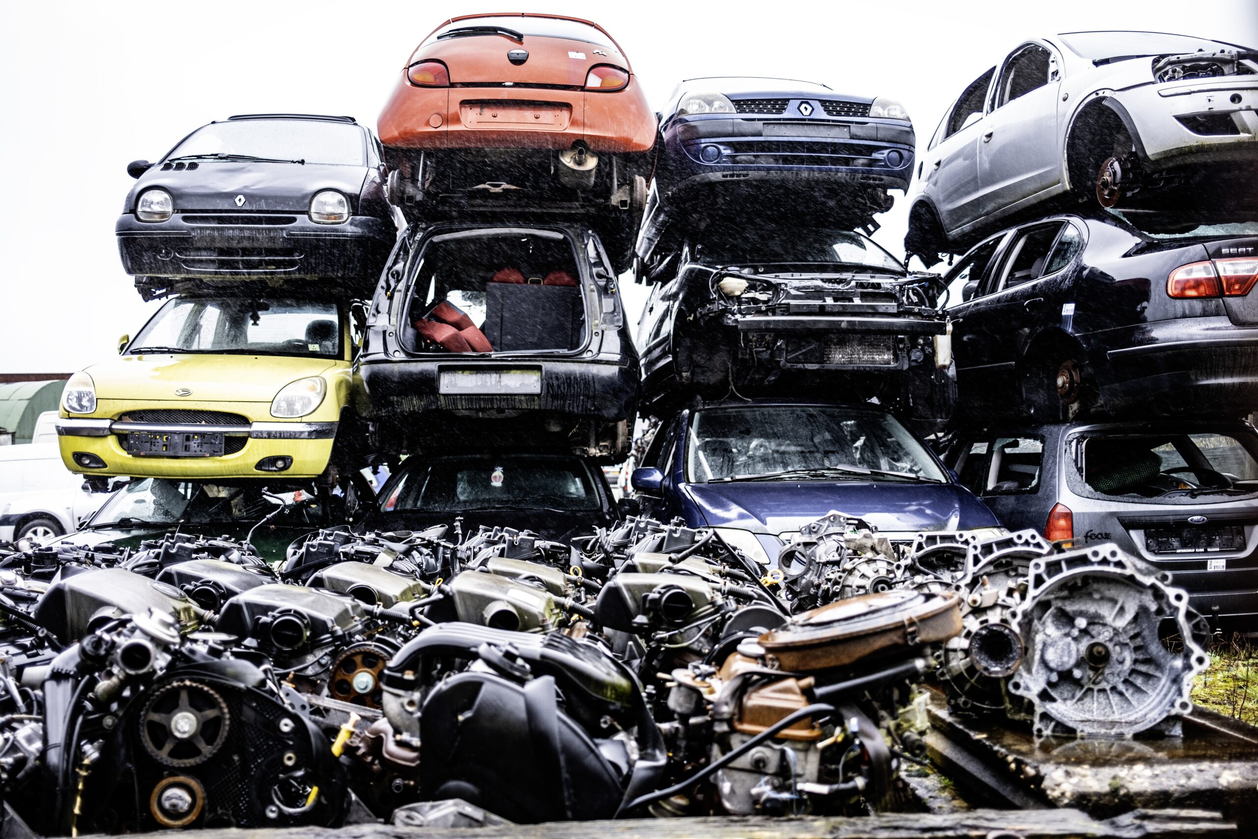Opgestapelde auto's en auto-onderdelen op een demontagebedrijf in de buurt van Apeldoorn. - Foto ANP / Hollandse Hoogte / Rob Voss