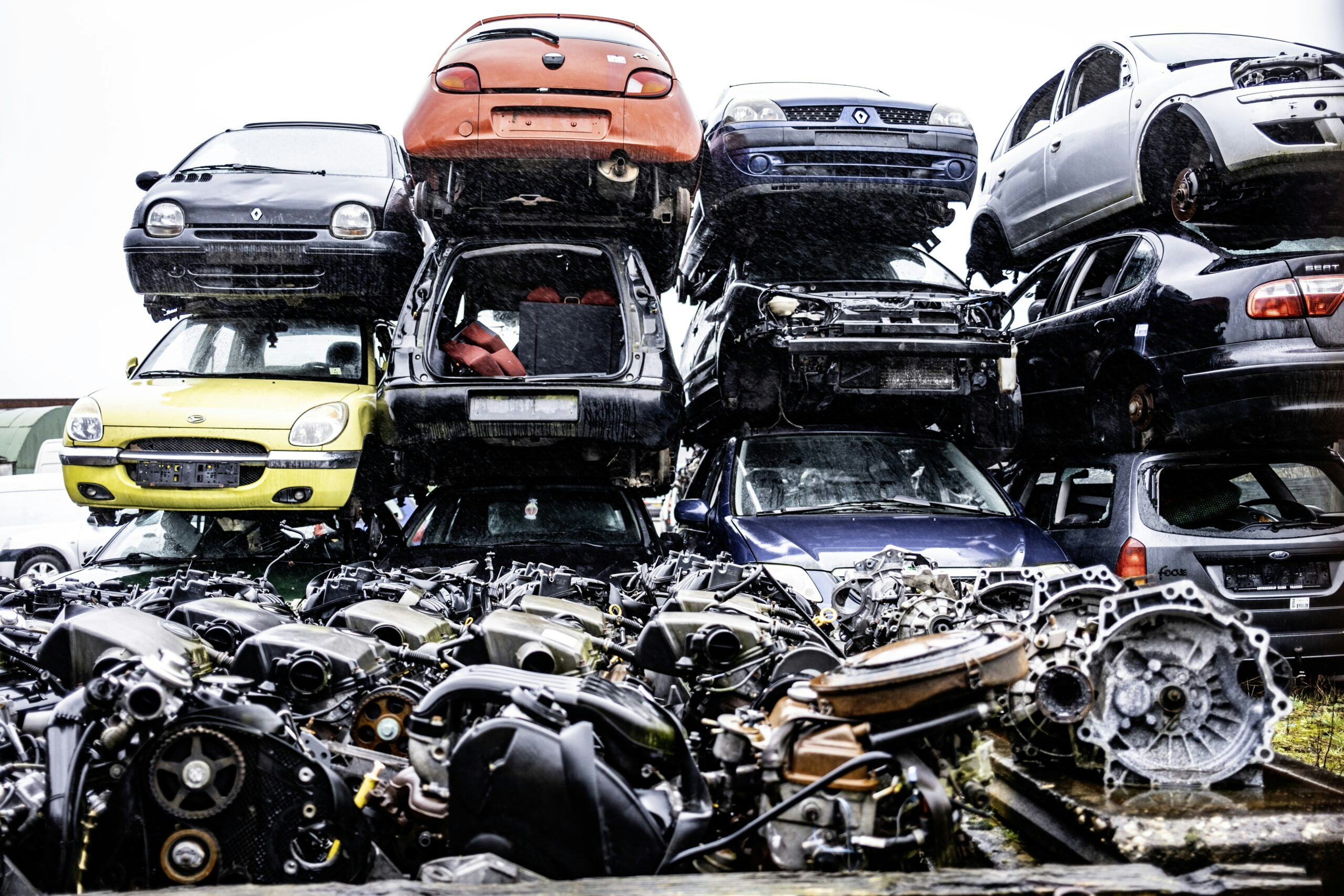 Opgestapelde auto's en auto-onderdelen op een demontagebedrijf in de buurt van Apeldoorn. - Foto ANP / Hollandse Hoogte / Rob Voss