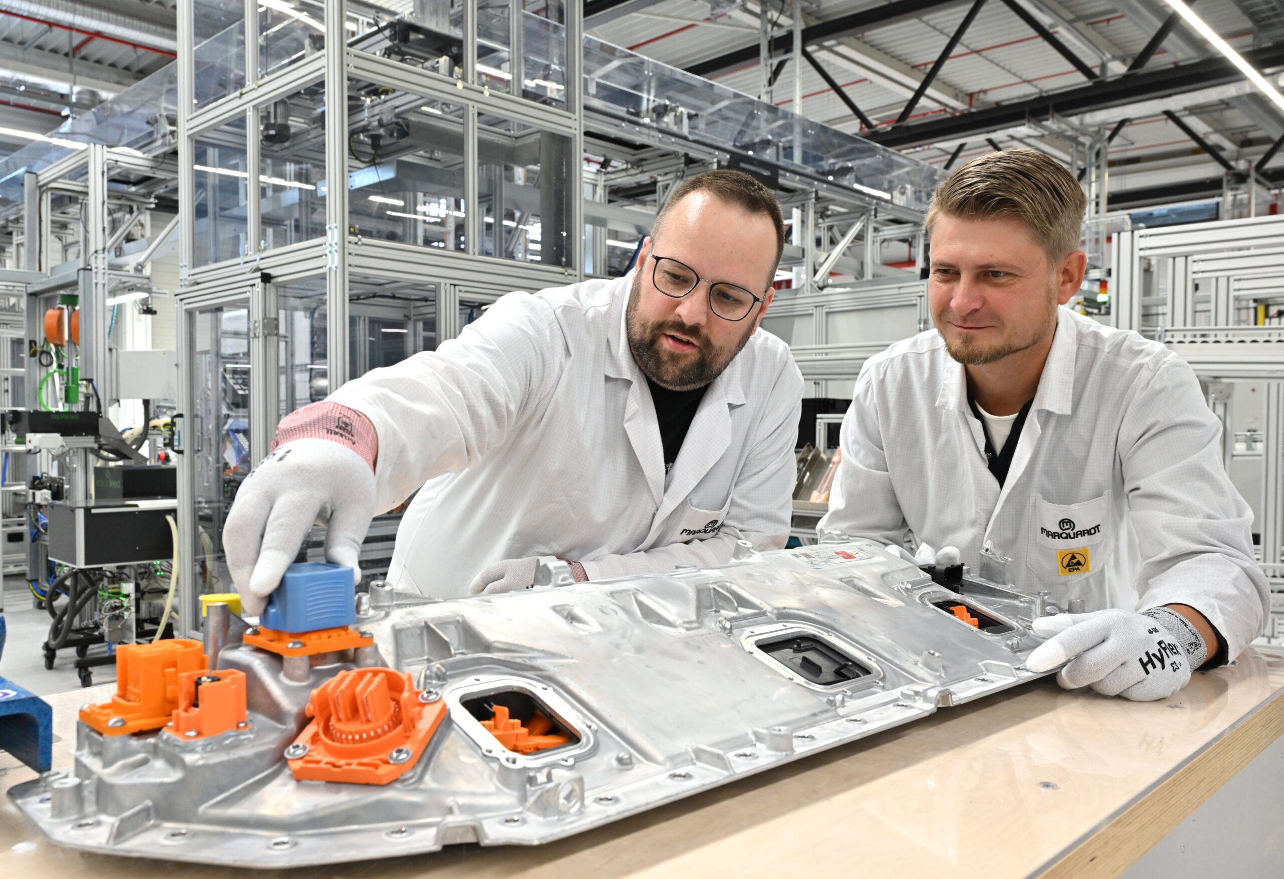 Productie van een werken aan een batterijbeheersysteem voor Porsche bij Marquardt Systronics GmbH. Deze toeleverancier produceert batterijbeheersystemen in Thüringen. - Foto: Martin Schutt/dpa