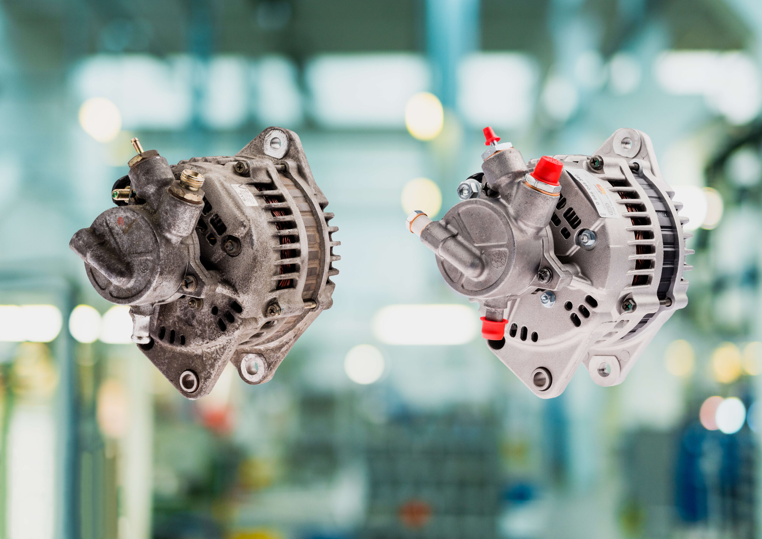 Links een gebruikte dynamo zoals die binnenkomt bij Bosch, rechts hetzelfde exemplaar na volledige remanufacturing volgens OE-specificaties. - Foto's Bosch