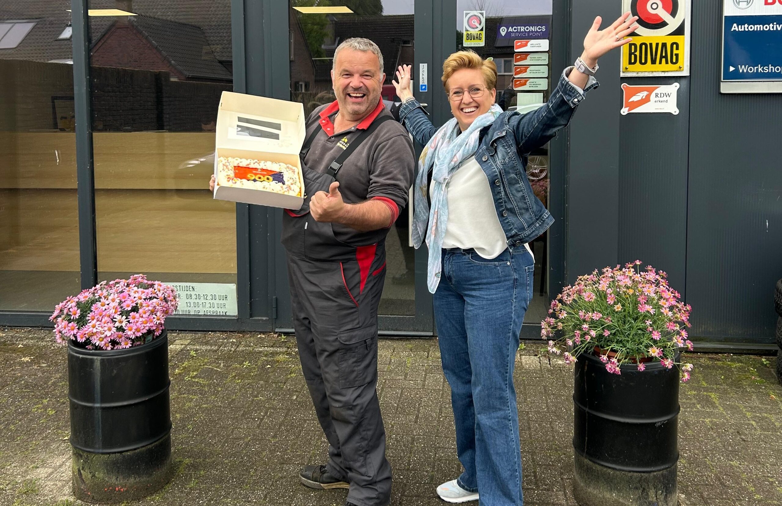 Kees van der Heijden met Chantal Brands van VASS vieren de nieuwe mijlpaal. - Foto: VASS