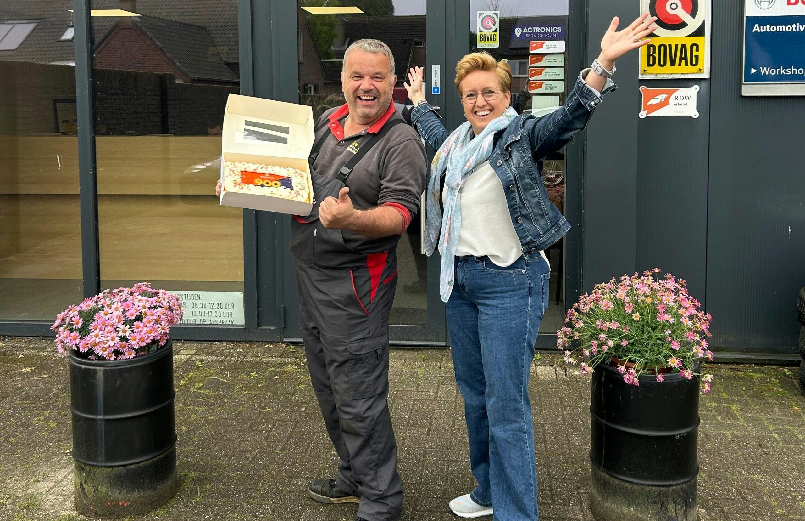 Kees van der Heijden met Chantal Brands van VASS vieren de nieuwe mijlpaal. - Foto: VASS