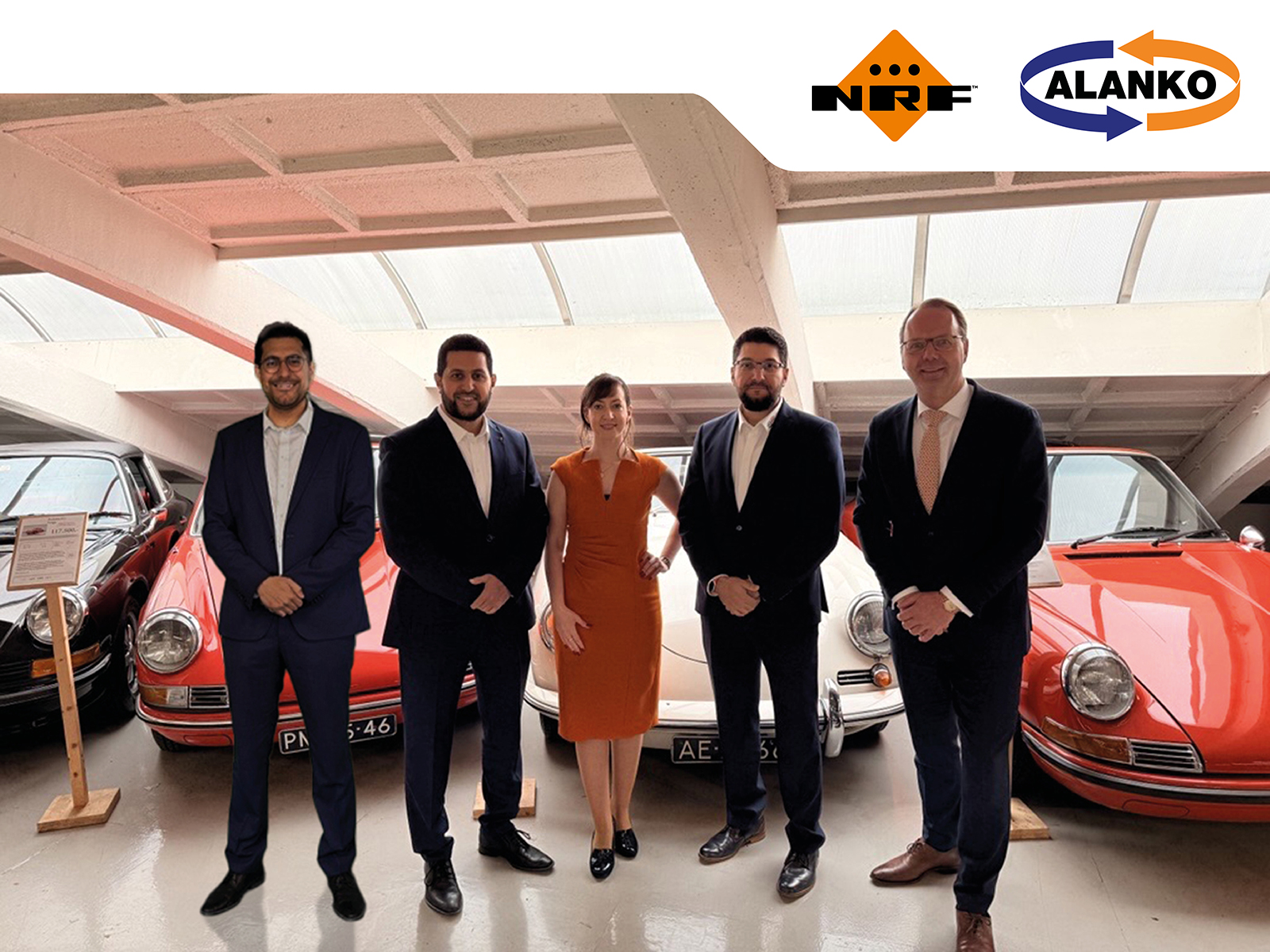 Links de heren van Alanko, midden Hadia Gouider van NRF en rechts Frank Toebes van NRF. Foto: NRF