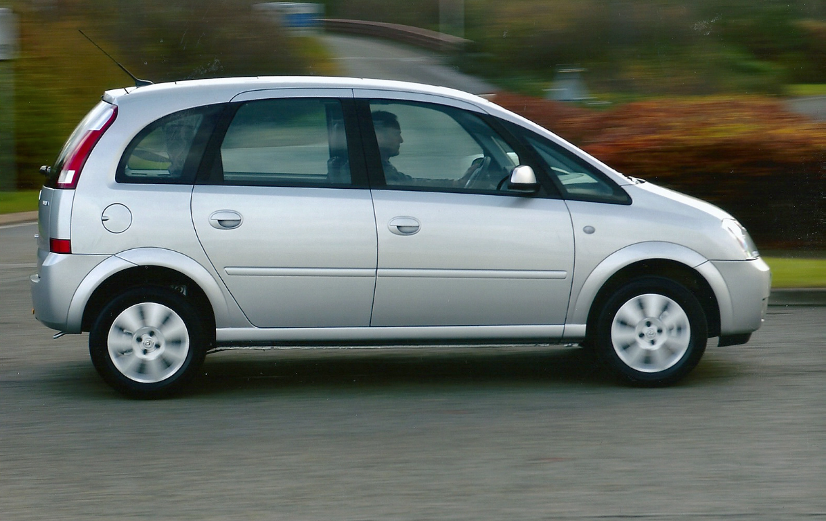 ...deze Opel Meriva, een kleine zwaargewicht van 1300 kg.