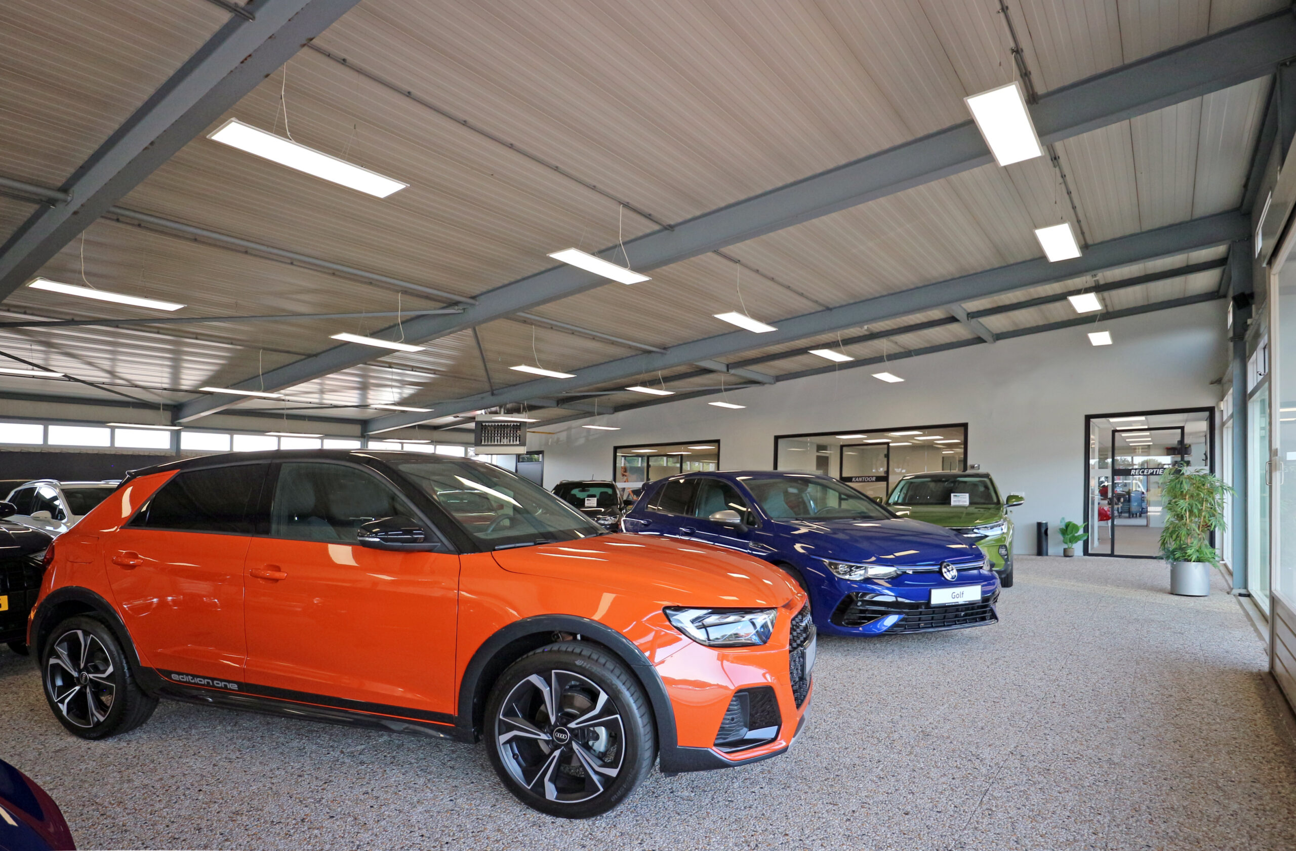 Een nette showroom met auto's die er keurig bijstaan versterkt het vertrouwen van de koper, een goede garantie kan doorslaggevend zijn. - Foto: Gert te Lintelo