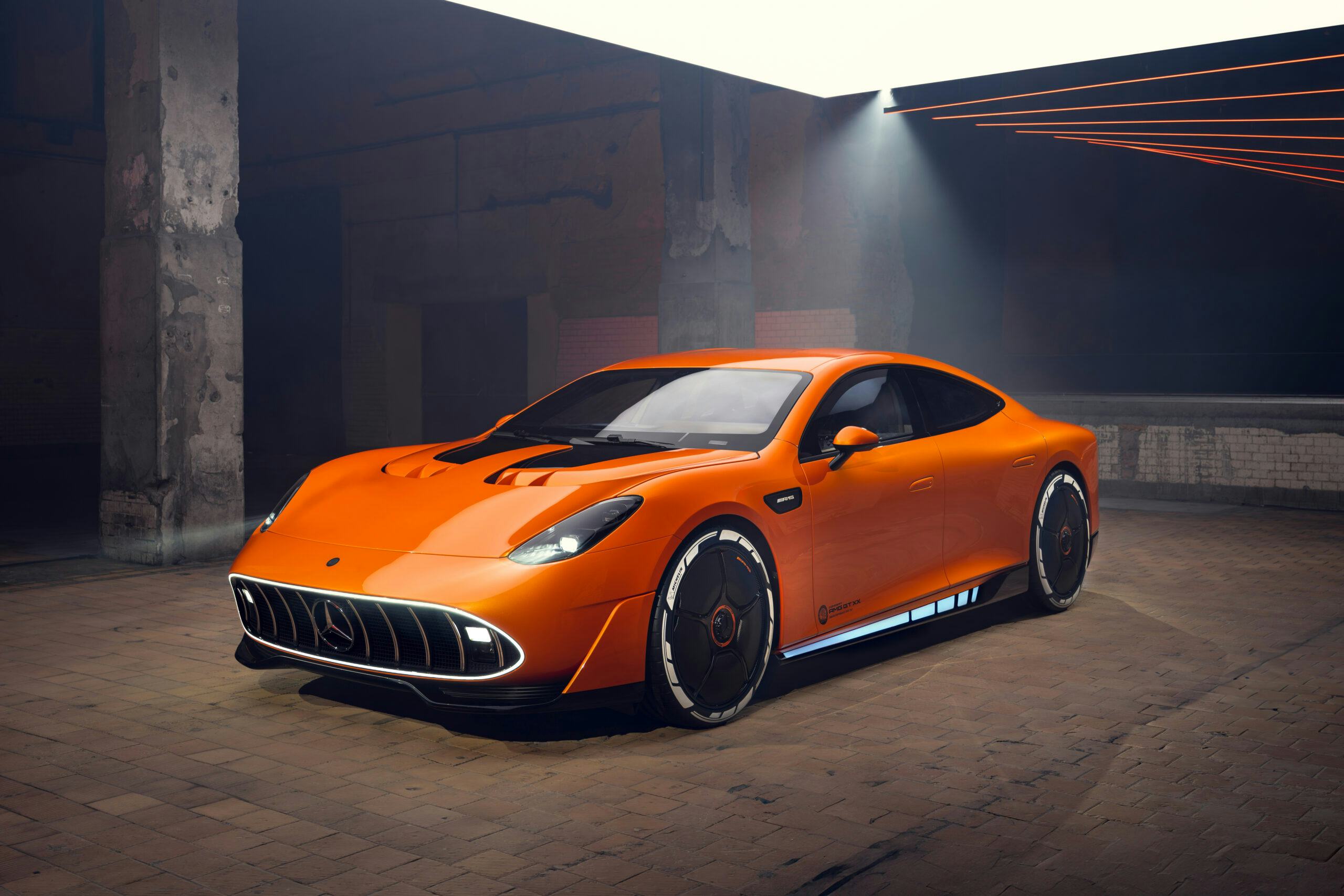 De CONCEPT AMG GT XX maakt direct indruk met zijn brede front en powerdomes. Onder de motorkap zorgen twee luchtuitlaten met dubbele vinnen voor de afvoer van warme lucht uit de horizontale koelmodules. De smalle, verticale LED-koplampen zijn volledig geïntegreerd in de ovale grille, die is afgeleid van de AMG GT3-designfilosofie. - Foto: Mercedes-AMG