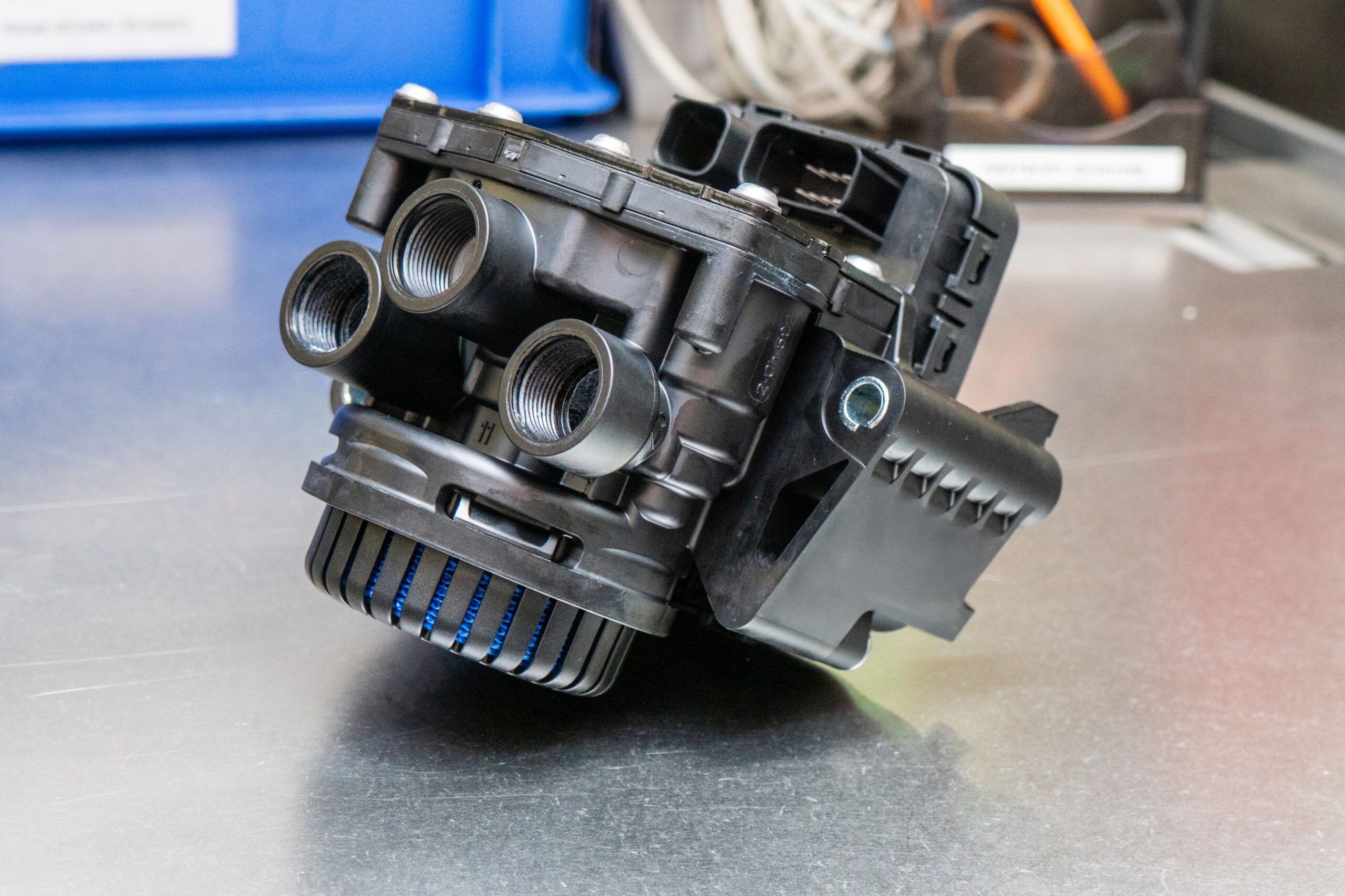 De OptiRide elektronisch gestuurde luchtvering (ECAS) maakt gebruik van een gestroomlijnde systeemarchitectuur, waardoor het aantal componenten en de integratie-inspanningen worden verminderd.