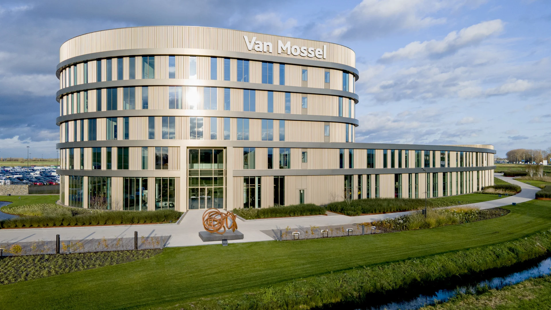 Hoofdkantoor van Van Mossel in Waalwijk. - Foto: Van Mossel Automotive Group