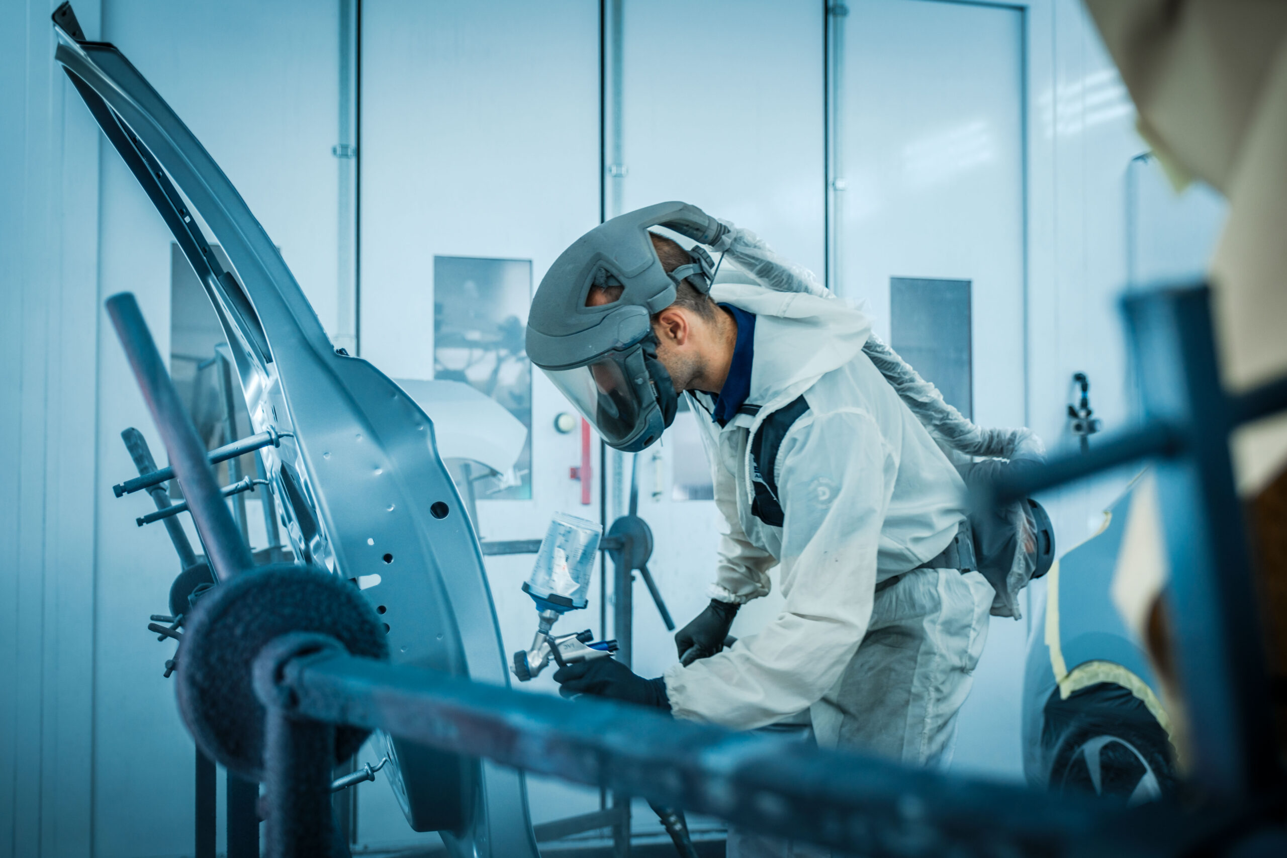 Familiebedrijf ABS Den Elzen bestaat al 75 jaar. Met 9 vestigingen en meer dan 200 vakkundige medewerkers is het één van de grootste schadeherstelbedrijven in West en Zuidwest-Nederland.