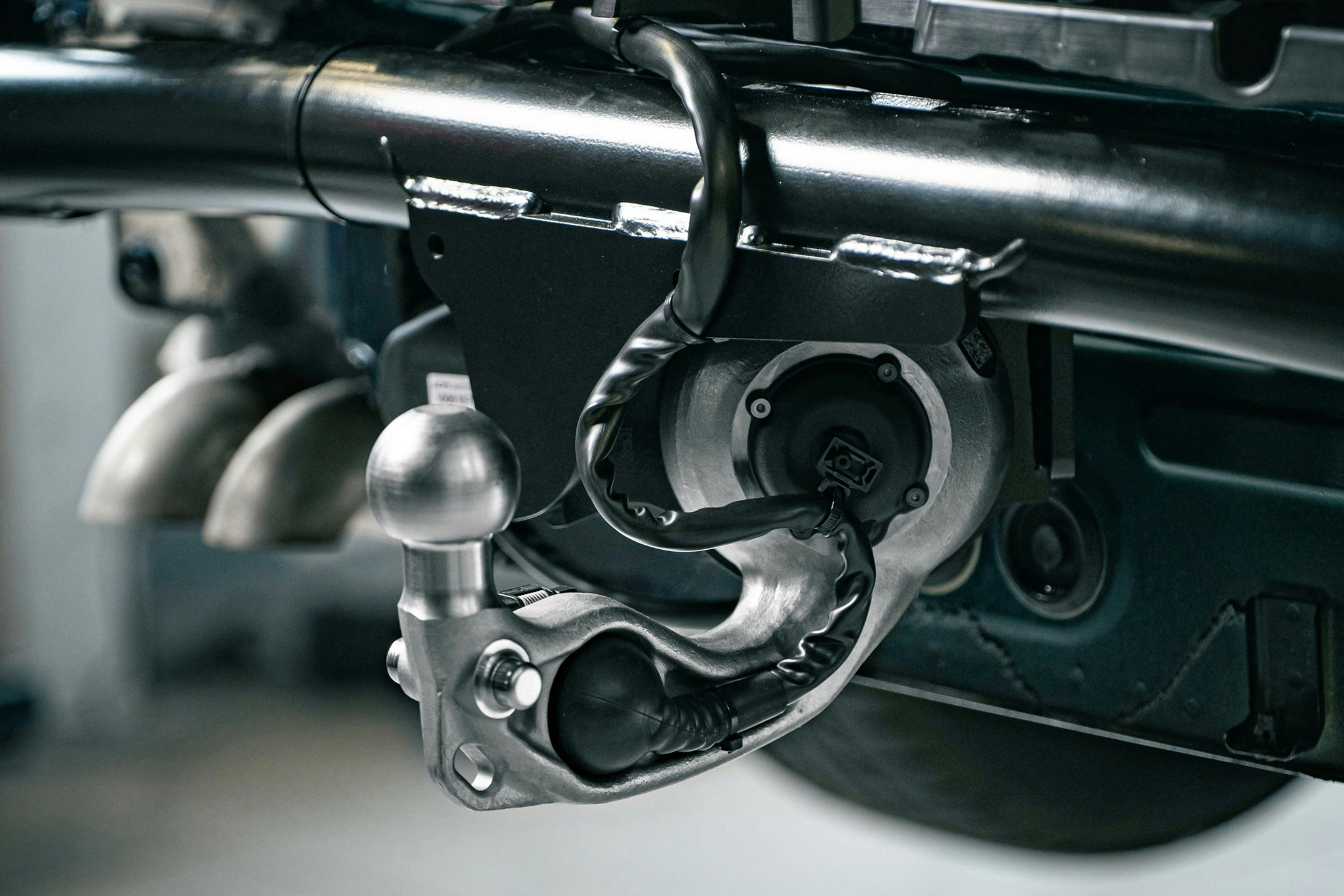 De Oris E3 is een volledig elektrische wegkantelbare trekhaak voor de aftermarket