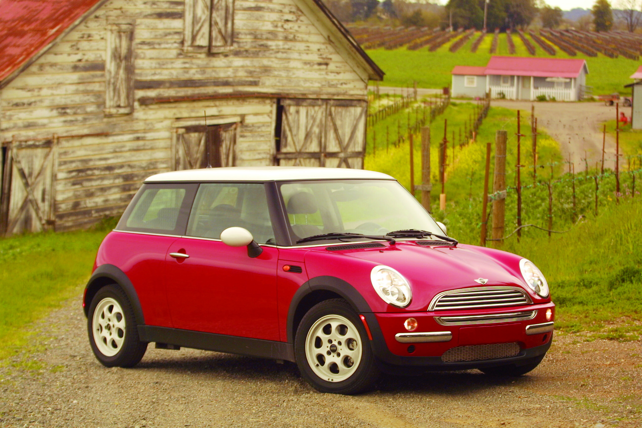 Zier er zo onschuldig uit, een Mini uit 2002 in het groen. Maar hij kan het de APK-keurmeester knap lastig maken...