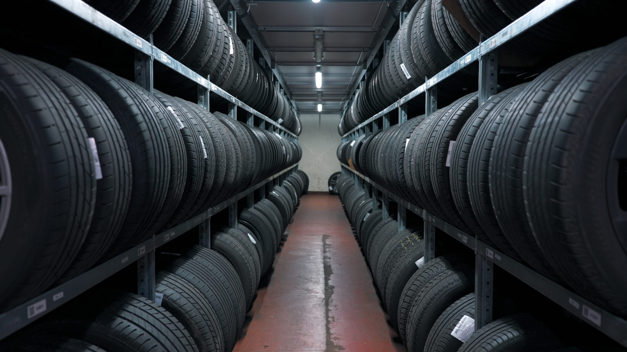Bandenopslag bij een autobedrijf: handmatig registreren maakt plaats voor slimme software. - Foto: GL Technology