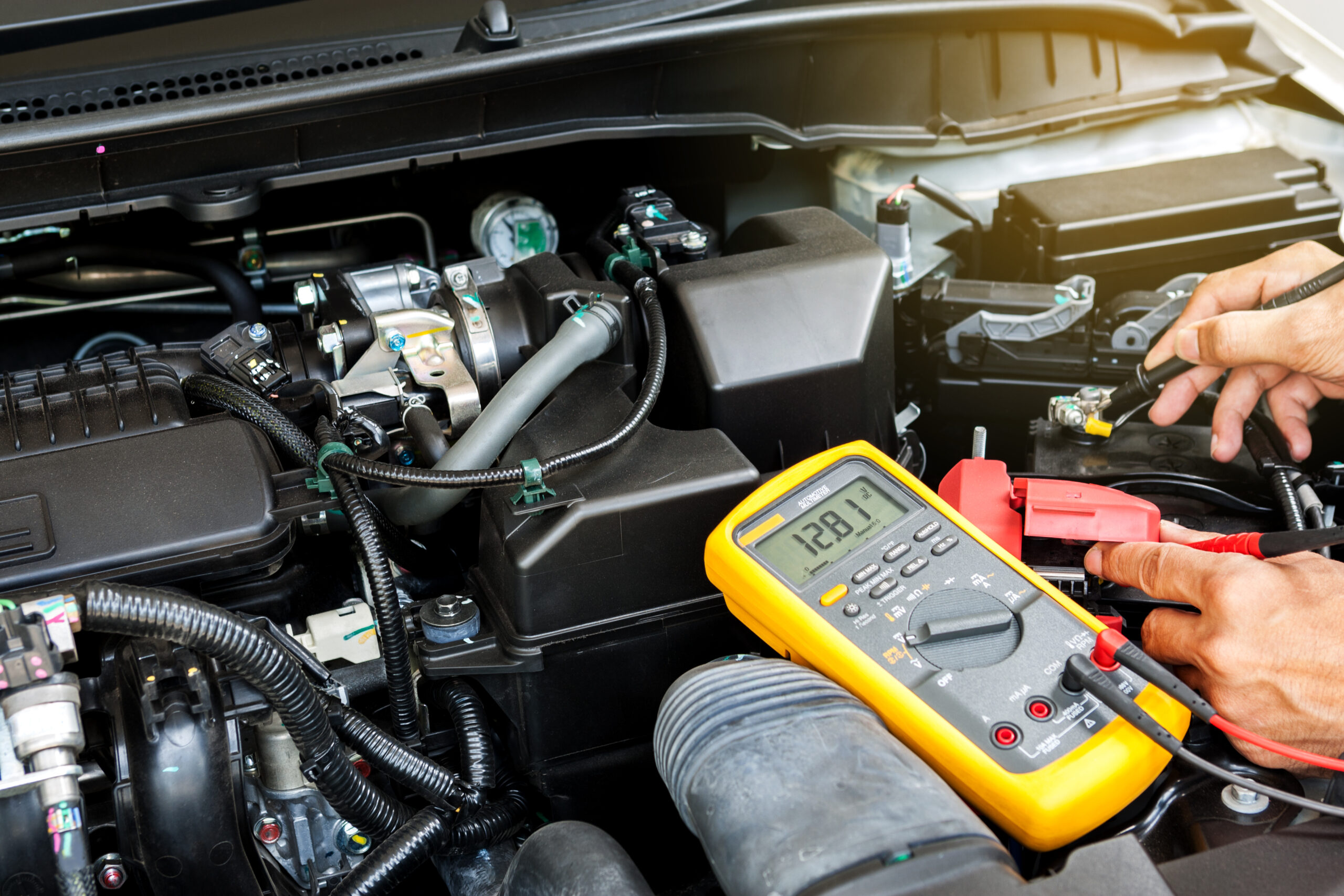 Meten met de multimeter aan de accu. - Foto: Shutterstock