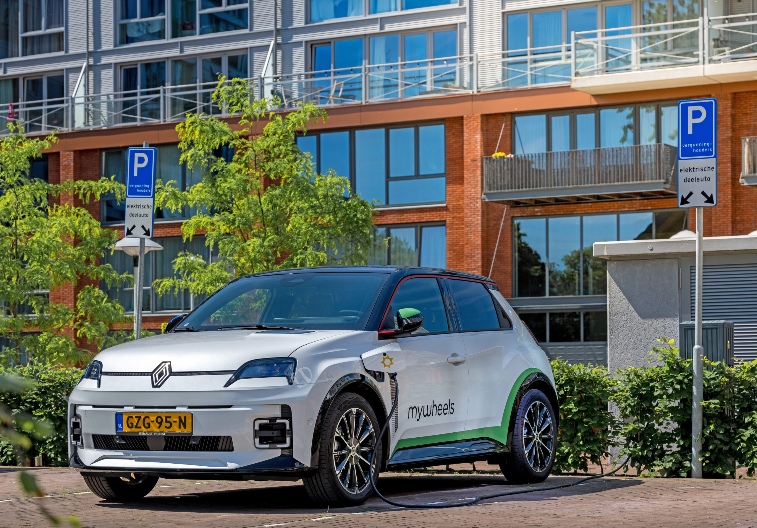 De Utrechtse Vehicle-to-Grid deelautoservice gaat van start met de Renault 5, andere modellen van het Franse merk volgen later. - Foto: Gert te Lintelo