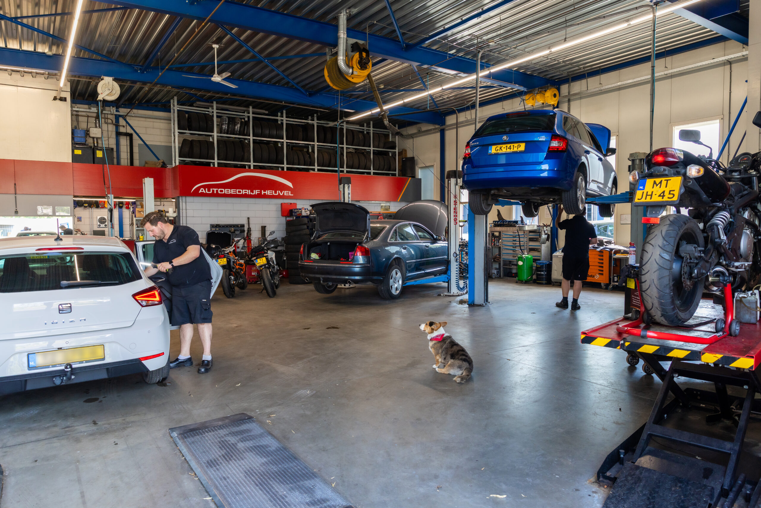 In de werkplaats van Autobedrijf Heuvel komen we vier- en tweewielers tegen. - Foto: Mike Tekst & Beeld