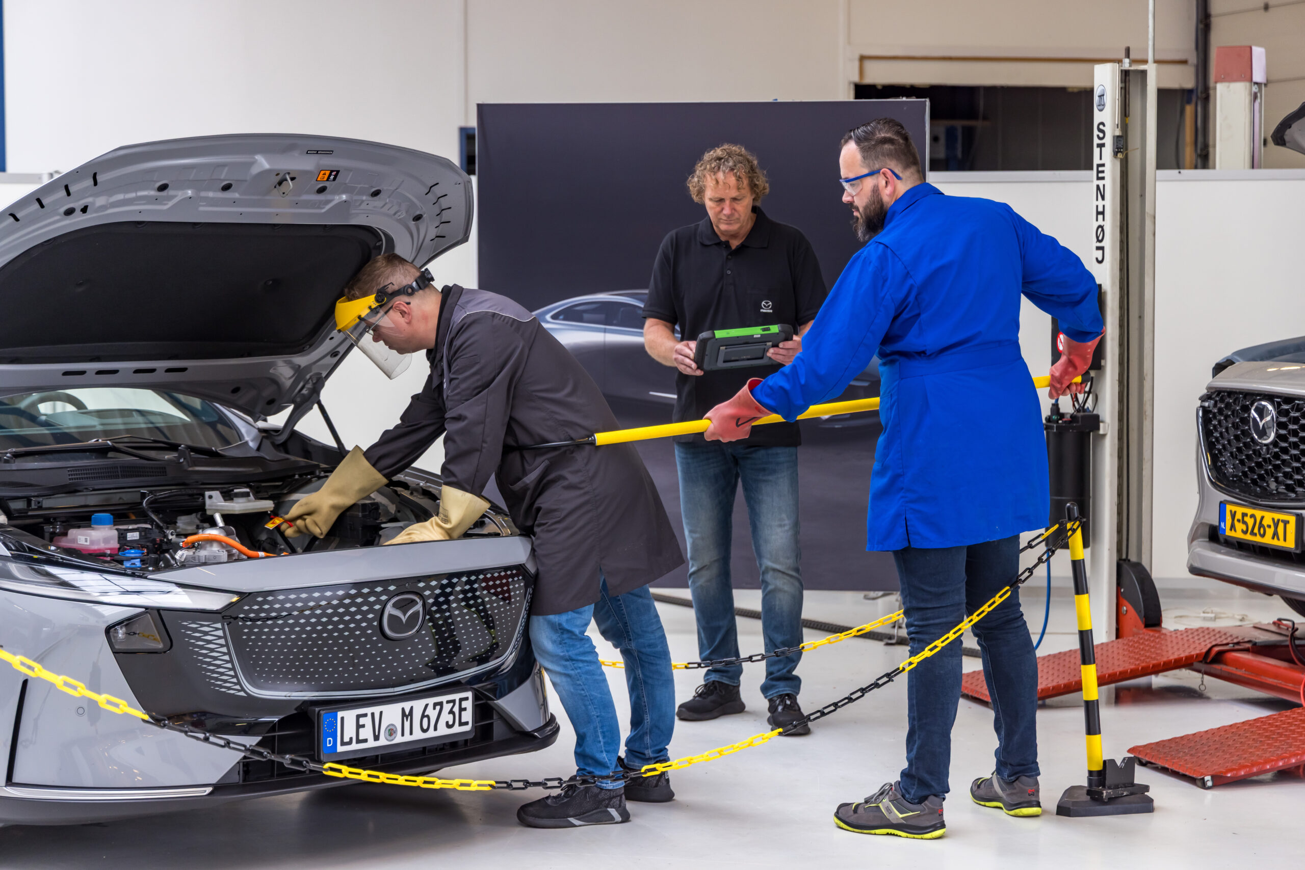 De nieuwe Mazda 6e in de werkplaats. Eraan sleutelen is serieus werk! - Foto's: Mazda