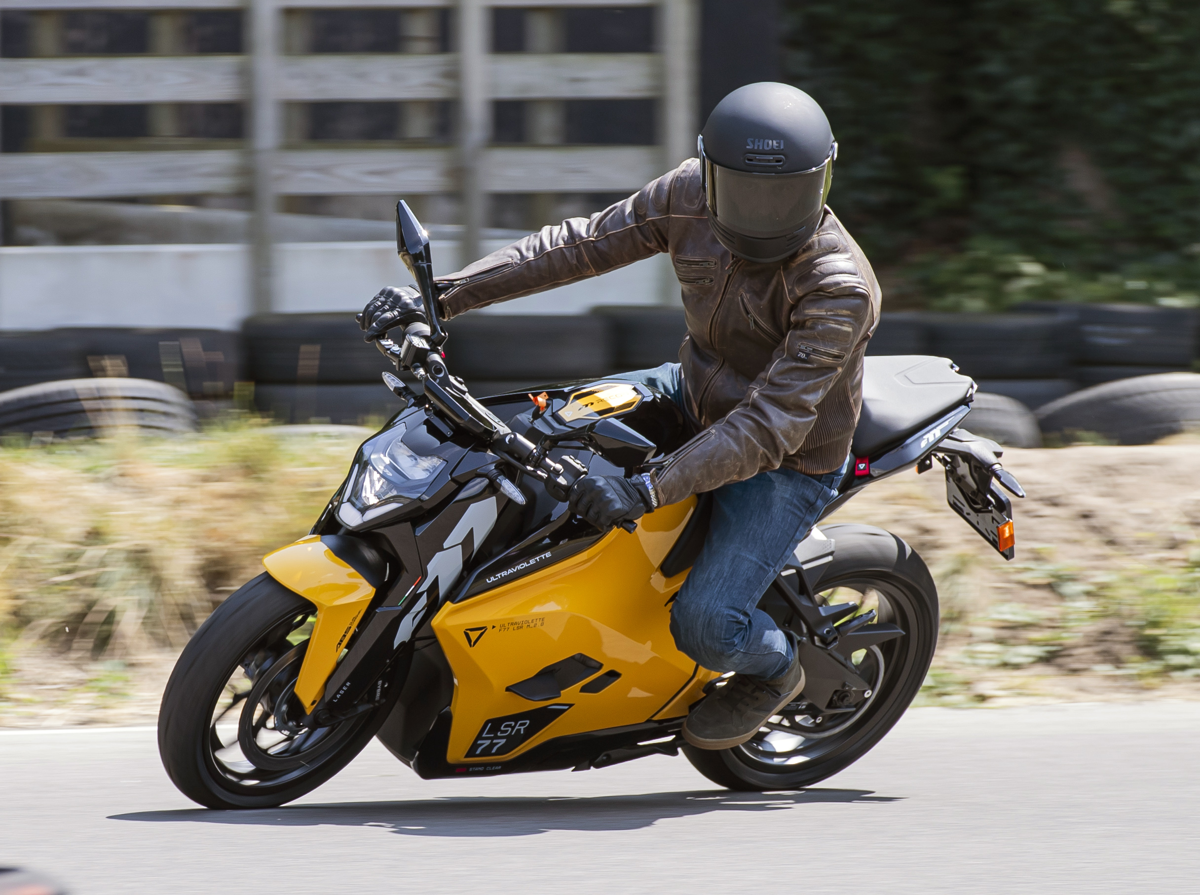 Met zijn rijklare gewicht van 207 kg is de Ultraviolette F77 Mach 2 geen lichtgewicht in de A1-categorie, maar door het lage zwaartepunt laat de wendbaarheid niets te wensen over.  - Foto: Pien Meppelink