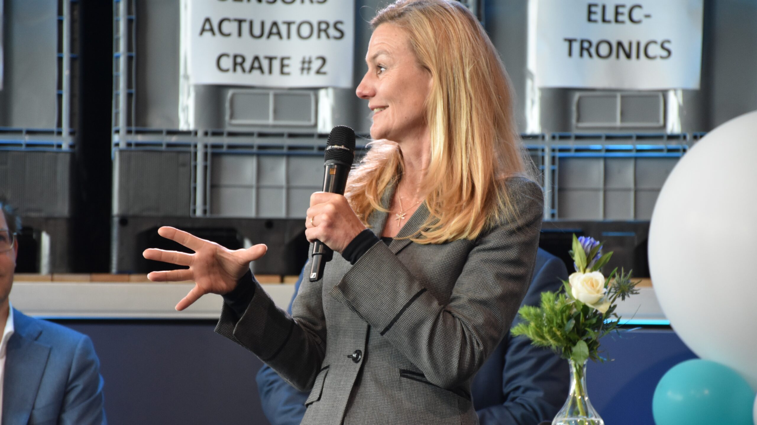 Directeur Sascha Bloemhof stelt ‘haar’ Automotive Campus voor aan de RAI Drive Forward-bezoekers: “Een minimaatschappijtje dat het mogelijk maakt om te experimenteren, te testen, om samen te werken en om talent in te zetten. Alles om oplossingen voor de grote vraagstukken in de mobiliteit dichterbij te brengen.”