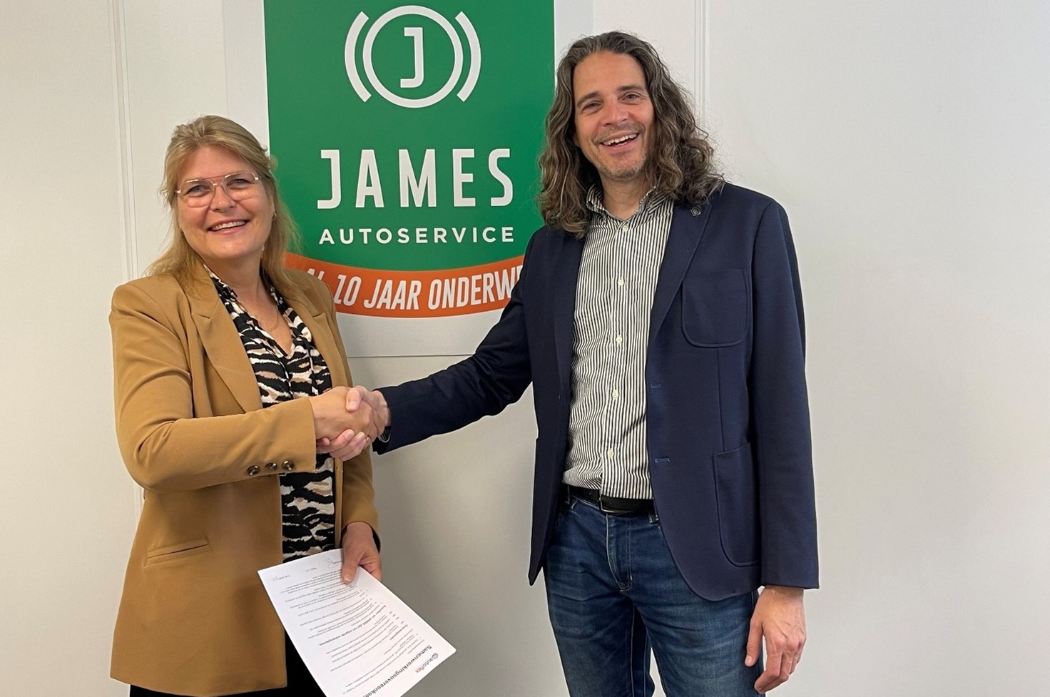 Links Marlies Pestman, Algemeen Directeur JAMES Autoservice Nederland; rechts Pettrie de Bondt, Directeur Autoflex. - Foto: Autoflex