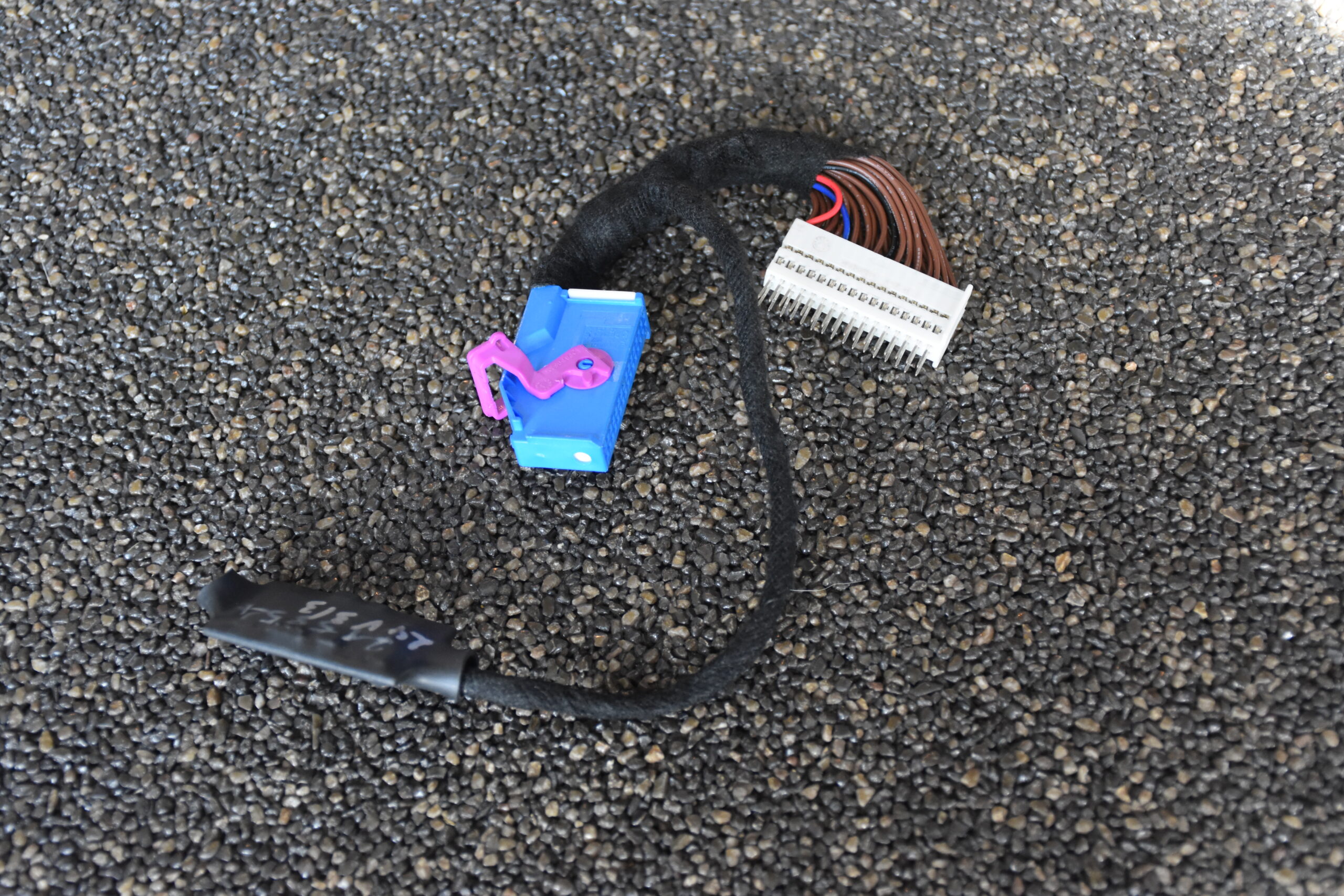 Twee stekkers, een stukje tape, wat kabels en een chip. Kosten dik € 500. Opbrengst: duizenden euro’s minder afschrijvingen voor de huidige eigenaar van een Audi RS6 en nog meer duizenden euro’s schade voor de volgende eigenaar.