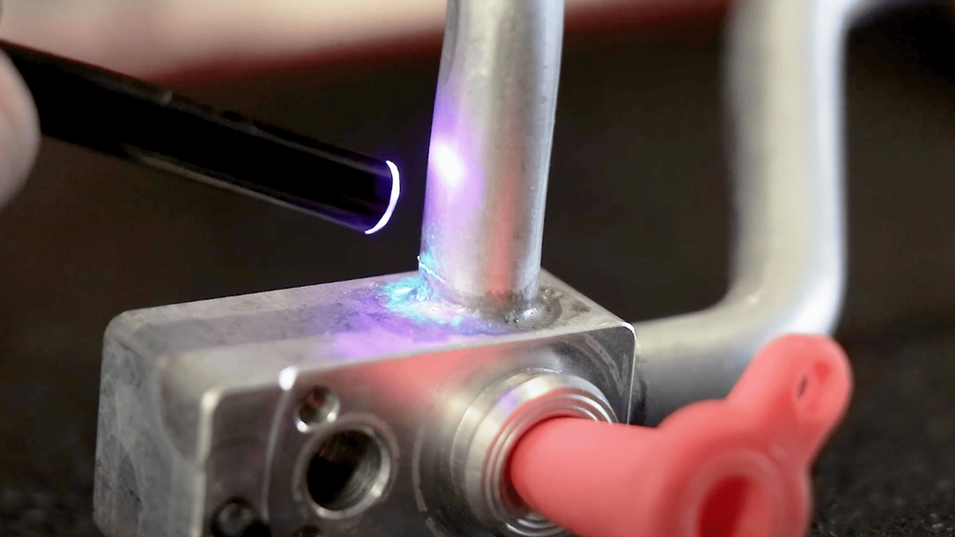 Zodra het UV-middel via een rookmachine in het systeem wordt gebracht, maakt de camera het lek zichtbaar met helder, gericht UV-licht. Foto: Snap-on