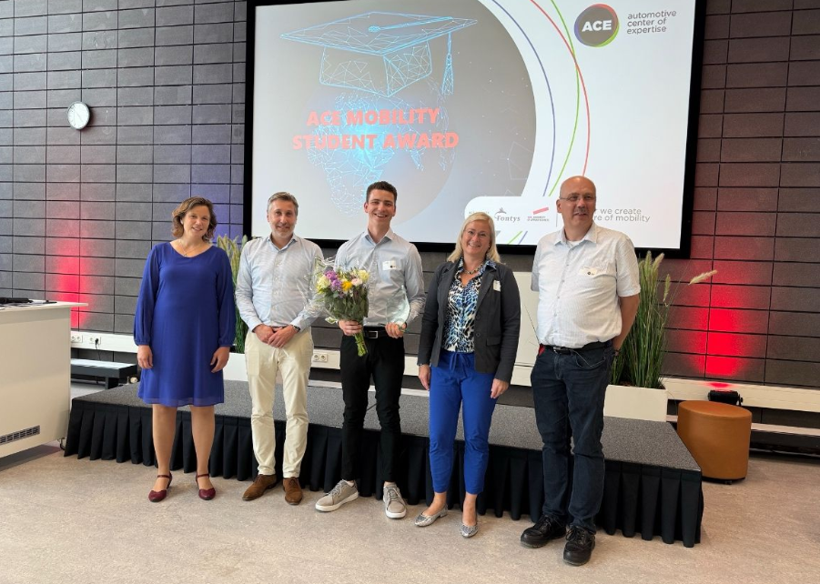Fotomomentje met de jury. Een kritische, maar ook enthousiaste jury voelde elke student stevig aan de tand, zo ook de trotse winnaar. Foto: Han Engineering and Automotive