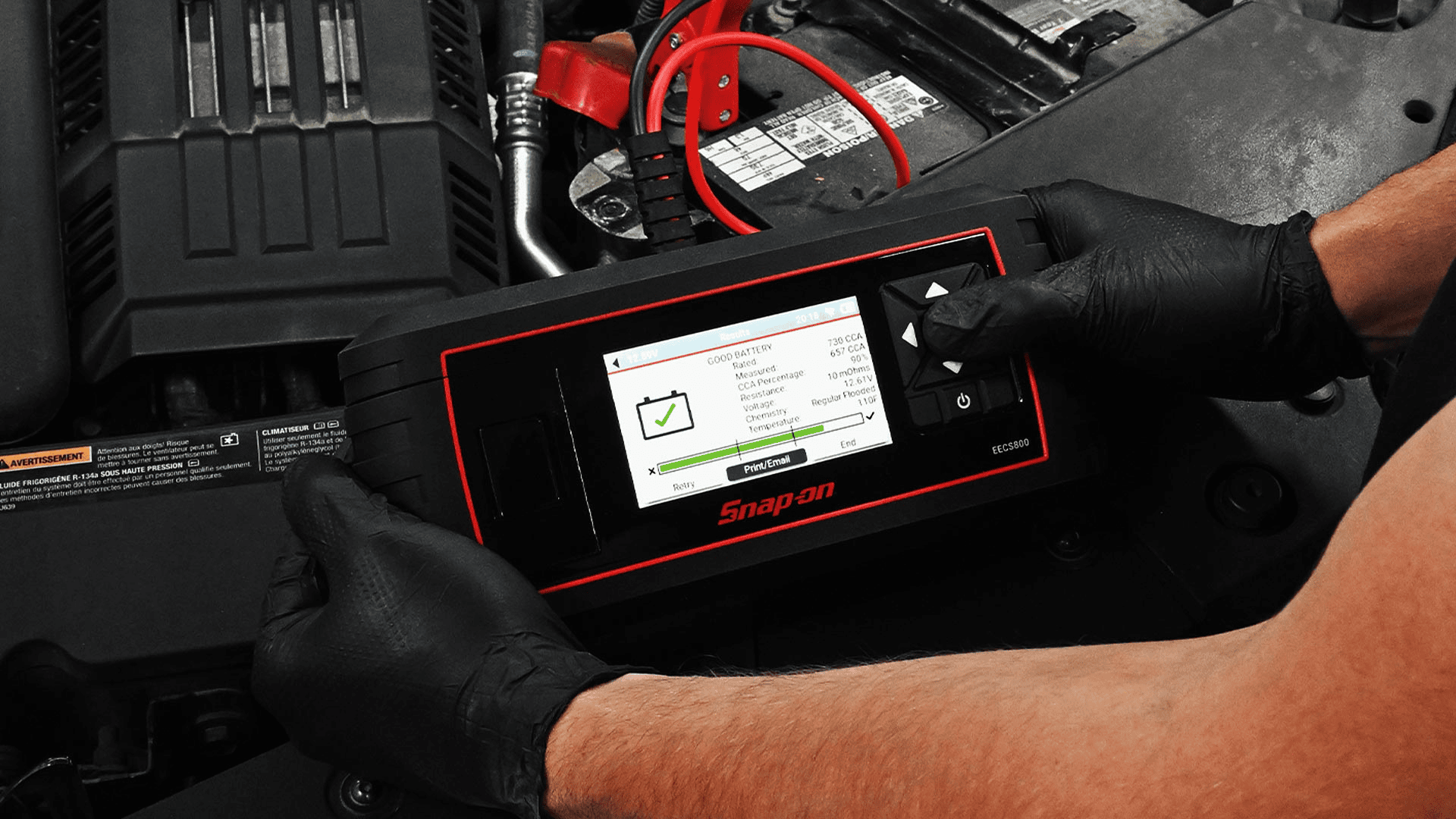 Met een testtijd van slechts 10 seconden controleer je met deze accutester 12V en 24V accu’s én start-/laadsystemen.  Foto: Snap-on