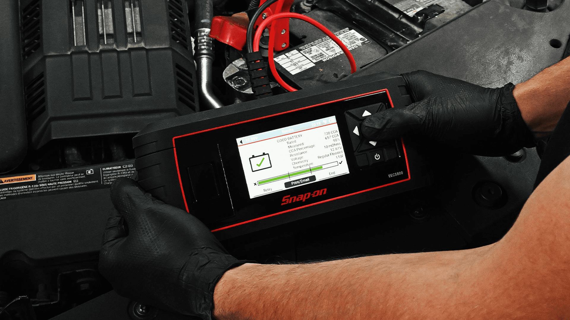 Met een testtijd van slechts 10 seconden controleer je met deze accutester 12V en 24V accu’s én start-/laadsystemen.  Foto: Snap-on