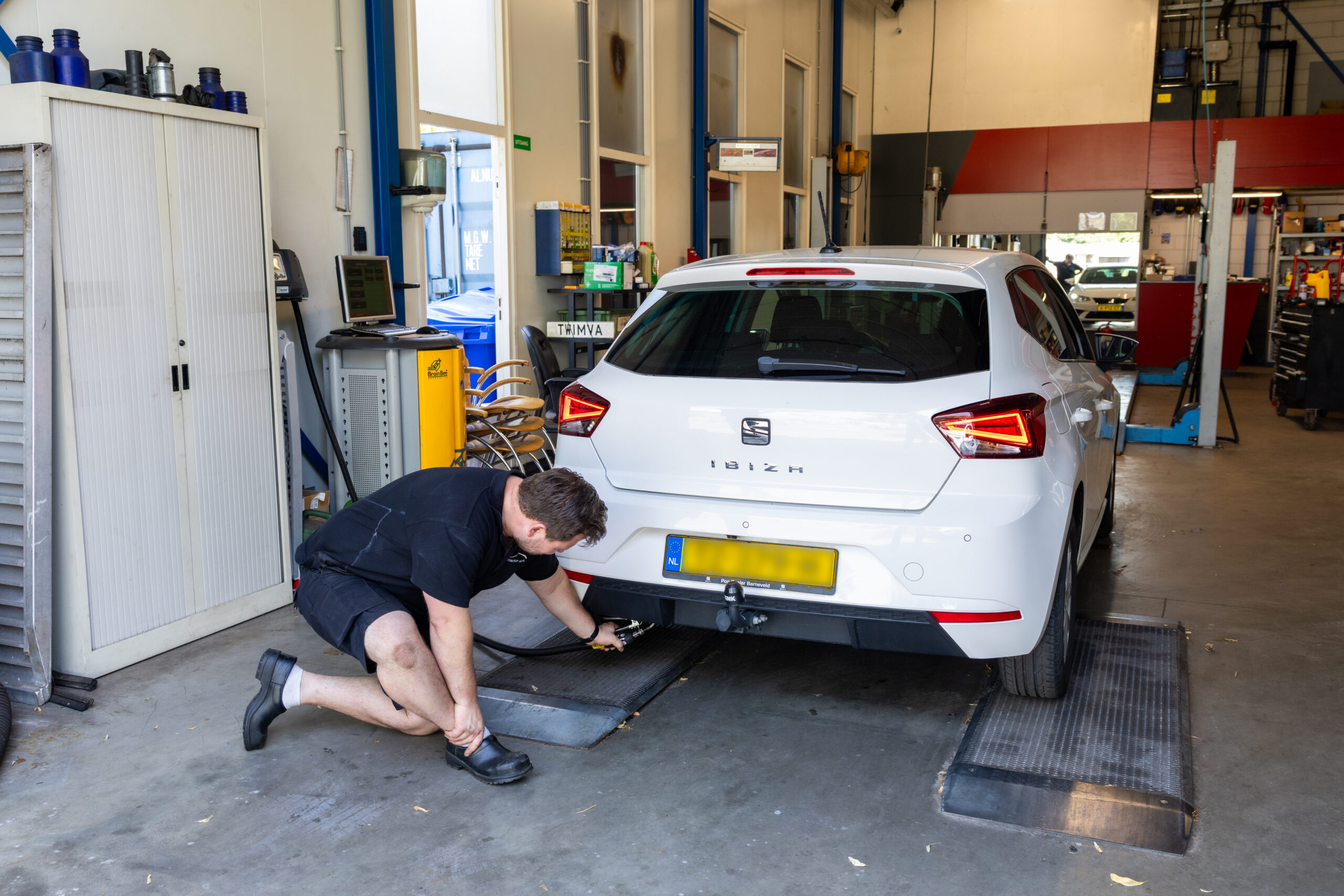 De werkplaats is 'klein maar fijn', met achter de toegangsdeur een apk-straat. - Foto's: Mike Tekst & Beeld