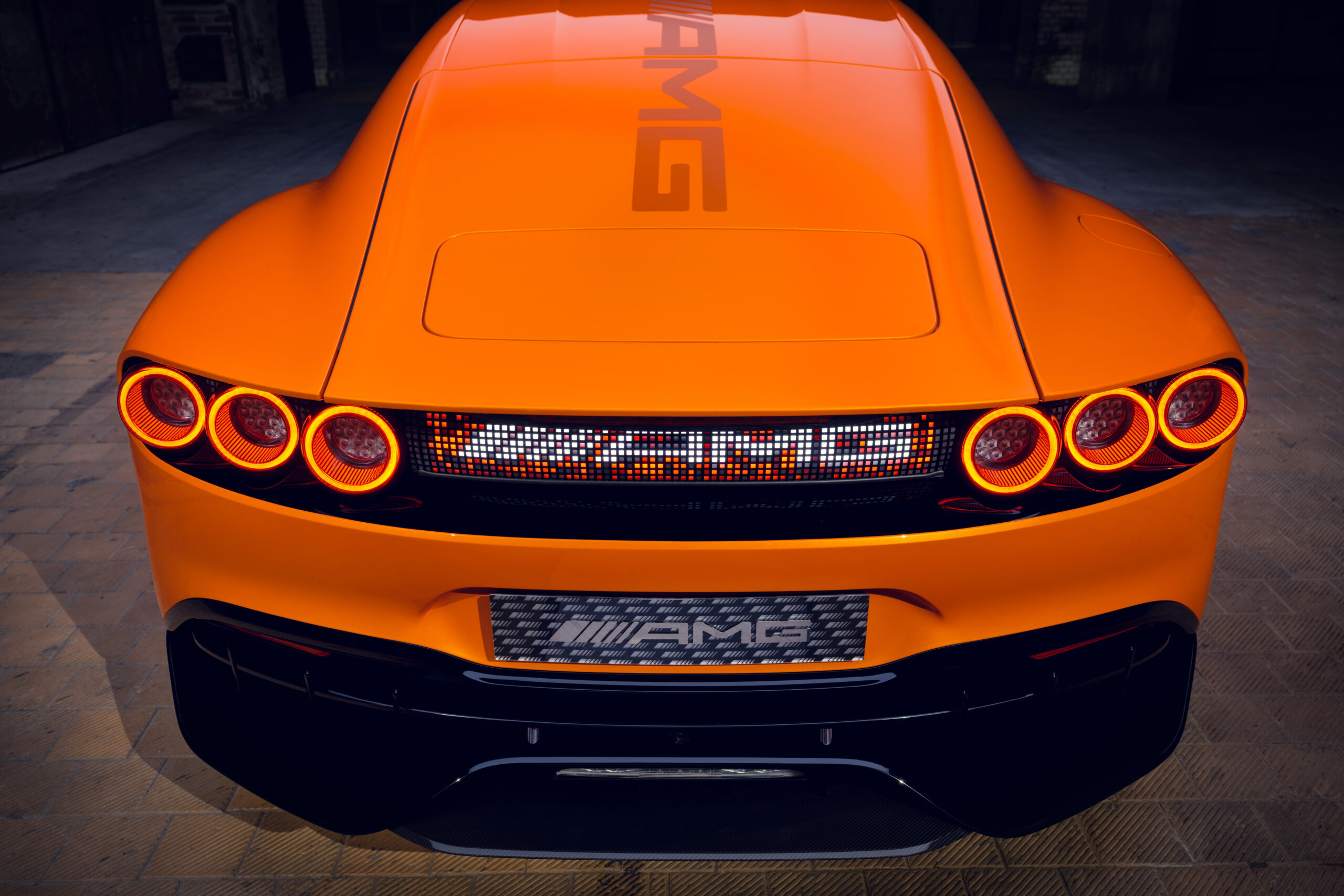 Zien we een nogal miezerige kofferklep op deze achtersteven? Nee, dat is een uitklapbare ‘luchtrem’. Ideetje uit de Mercedes-Benz 300 SLR van zeventig jaar geleden? 