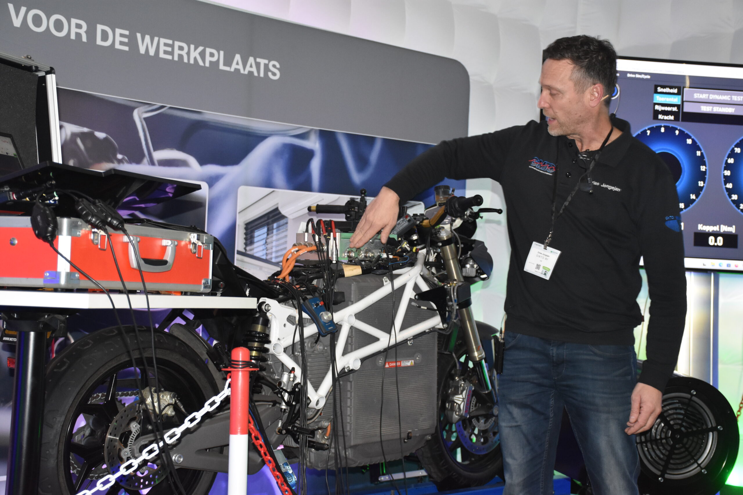 Technisch trainer en ondernemer Dries Jongejan wijst de inverter van een elektrisch aangedreven motorfiets aan: “Dit is wat bij een benzinemotor de gasklep is.”