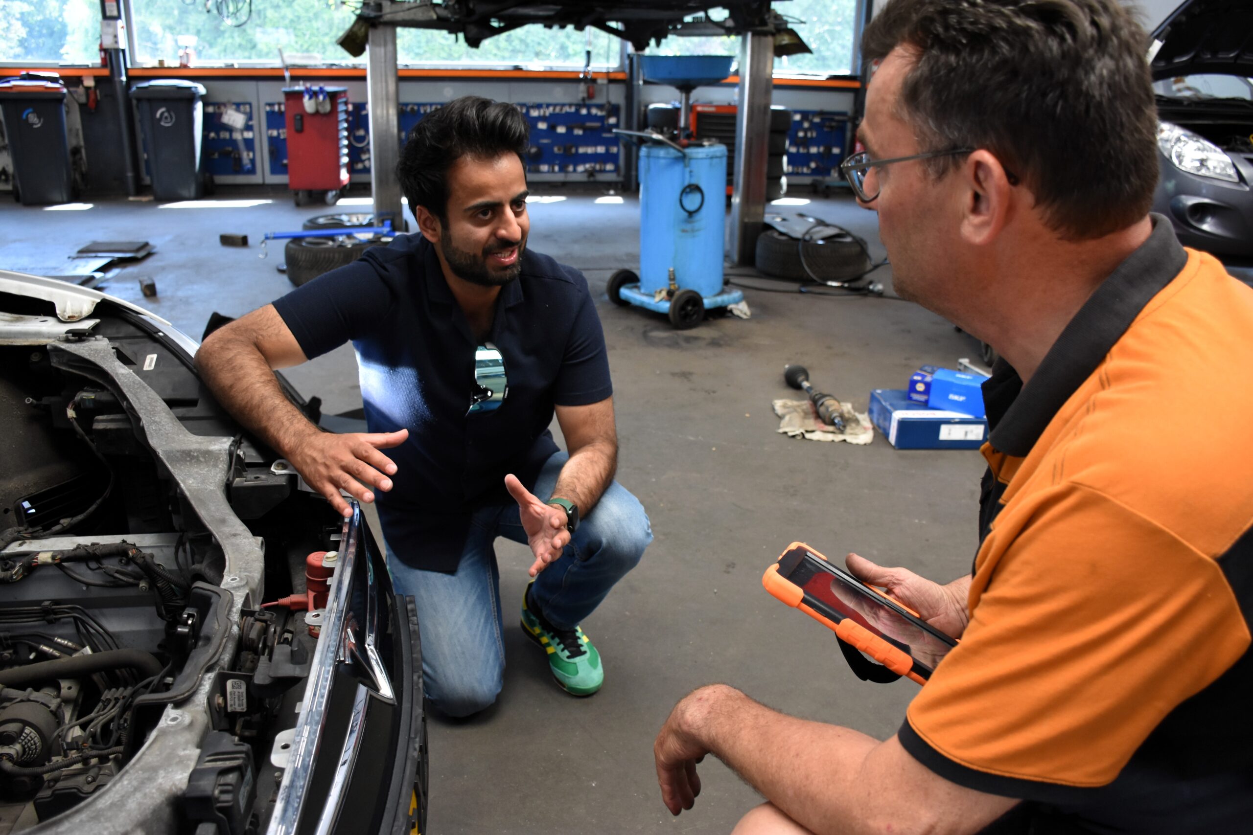 Met EV Hub breng je de gezondheid van een EV in nauwkeurig in kaart. Er mee werken vraagt enige uitleg. Piet van de Ven, werkplaatschef bij Carprof Huiskes van Zummeren in Schaijk krijgt die van CEO Nassir Farooq zelf.