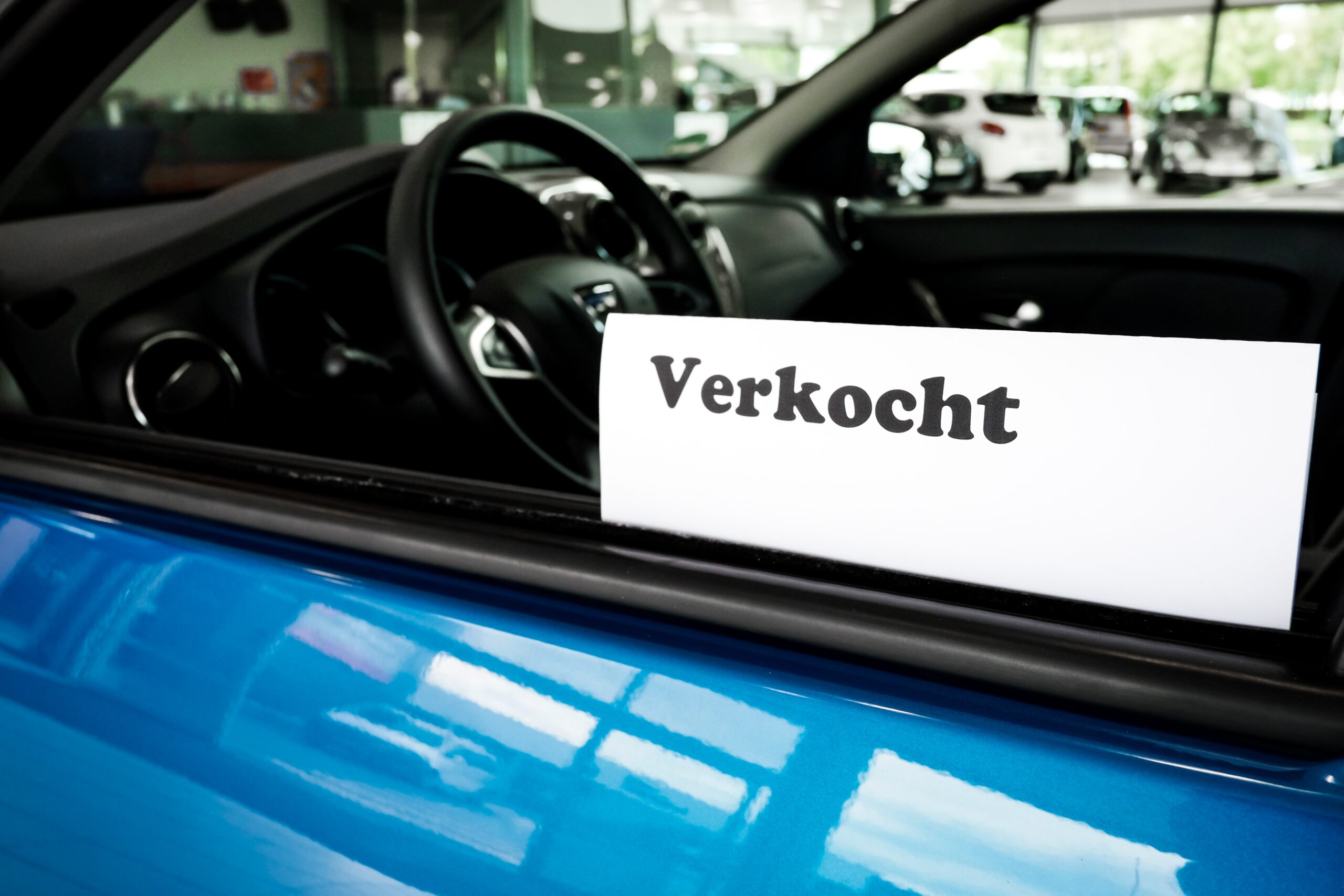 Verkochte tweedehands auto in de showroom bij een autobedrijf. - Foto: Tim de Voogt / ANP