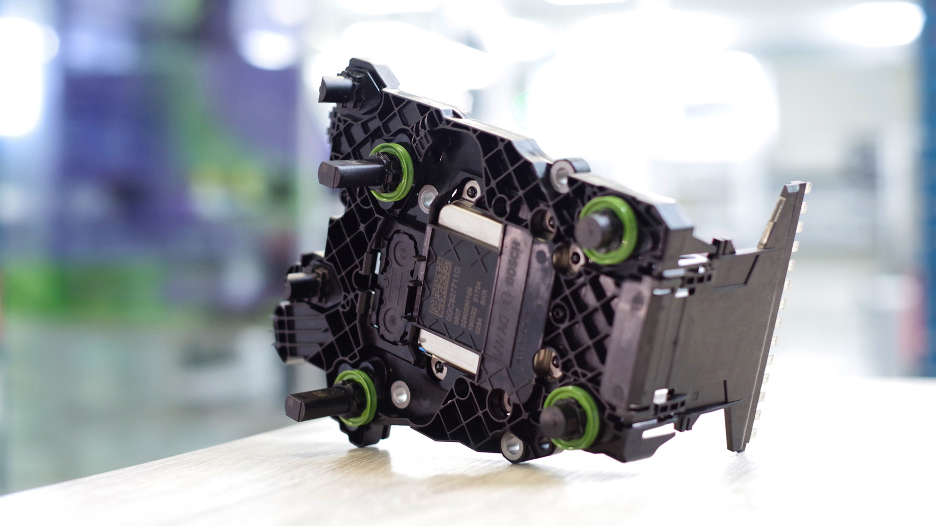 De TCU uit de DSG DQ381-transmissie: een complex stukje mechatronica dat vaak storingen vertoont. Dankzij de nieuwe revisie-oplossing van ACtronics krijgt dit onderdeel nu een betrouwbaar tweede leven. Foto: ACtronics