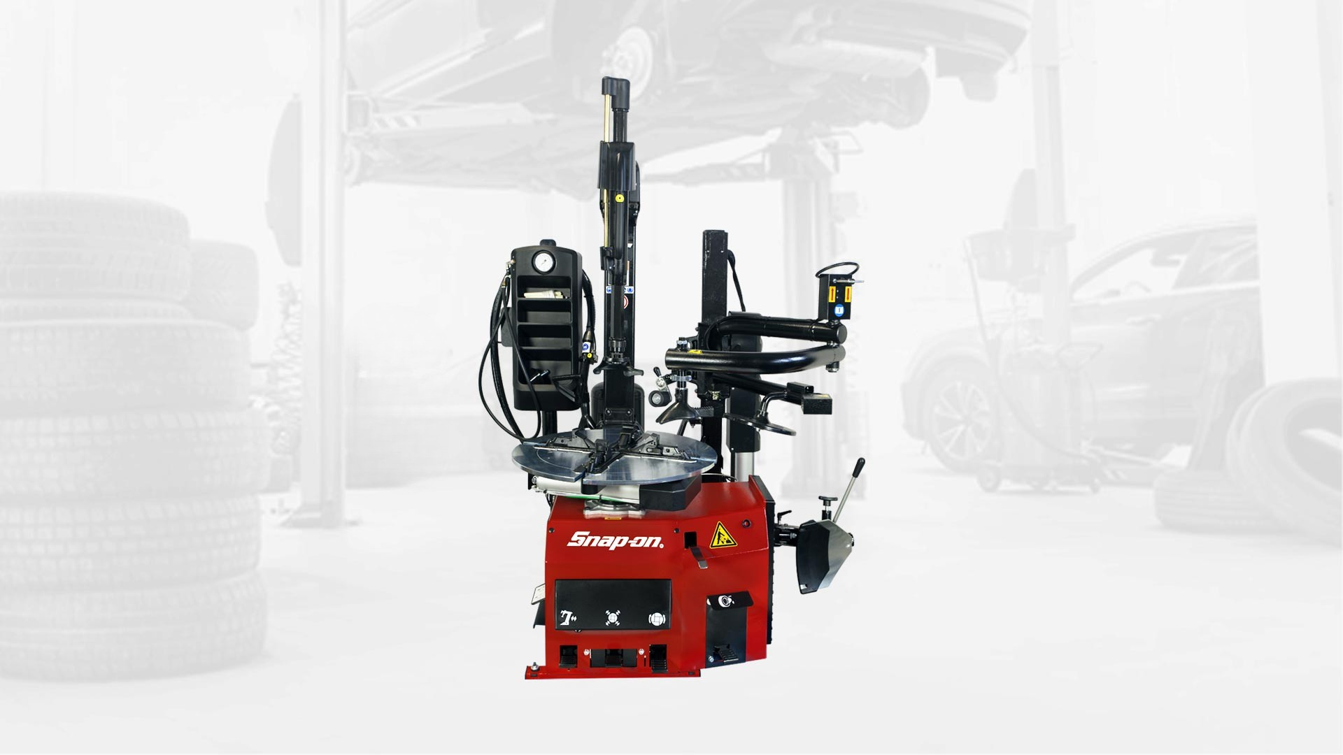 De ergonomisch geplaatste hielafdrukker met voetschakelaar en brede afdrukplaat drukt de band snel los in maximaal drie rotaties.