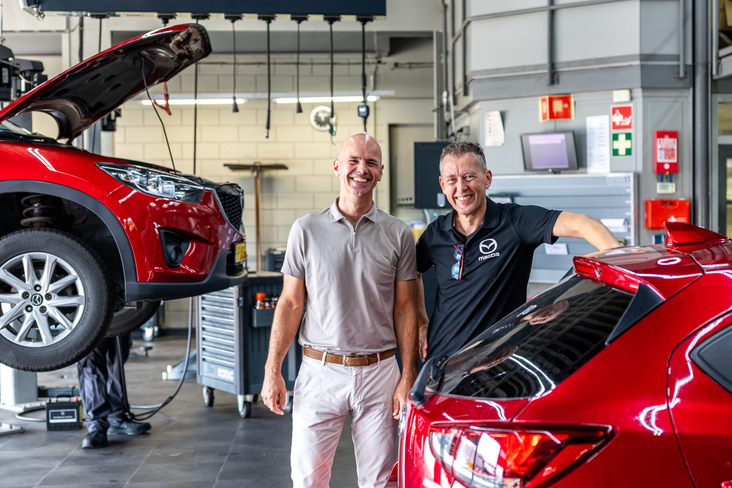 John Pronk (links) en Serge Klaucke verbouwden de werkplaats in samenspraak met het team. "Een werkplaats moet niet alleen efficient zijn. Het moet ook een plek zijn waar je prettig samenwerkt." - Foto's: Mike Tekst & Beeld
